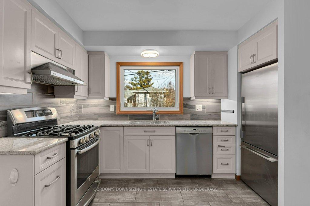Photo 13 of 987 Mayfair Crescent, Kingston, South of Taylor-Kidd Blvd — HOMEH