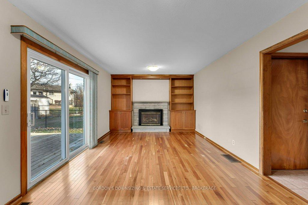 Photo 16 of 987 Mayfair Crescent, Kingston, South of Taylor-Kidd Blvd — HOMEH