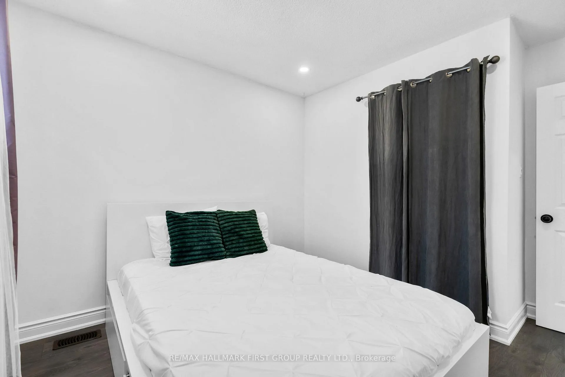 Photo 24 of 99 Turnberry Crescent, Clarington, Courtice — HOMEH