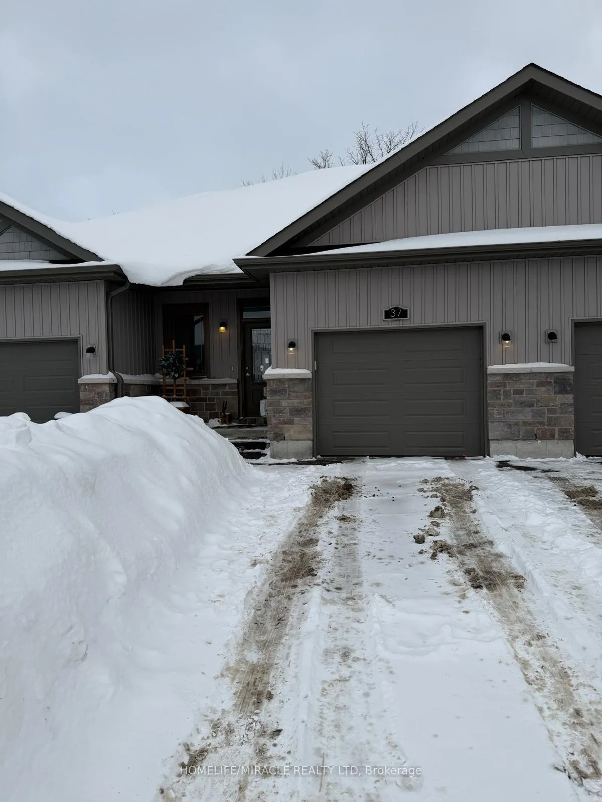 Front of 37 Ledgerock Court