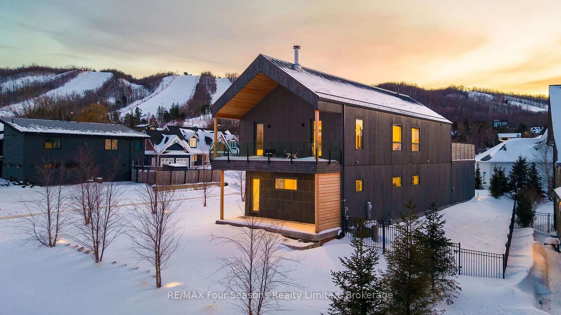 Photo 2 of 126 Courchevel Crescent, Blue Mountains — HOMEH