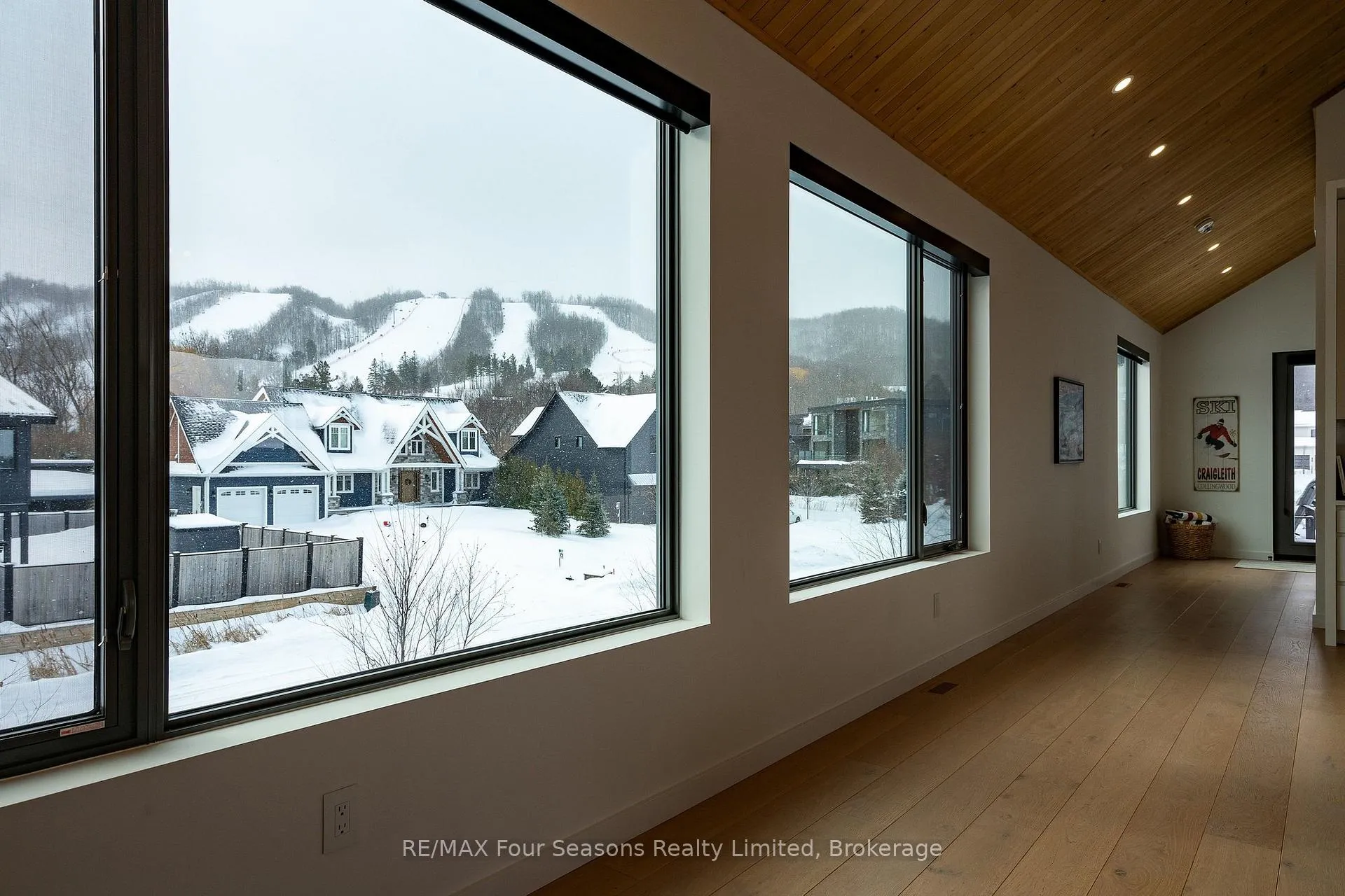 Photo 3 of 126 Courchevel Crescent, Blue Mountains — HOMEH