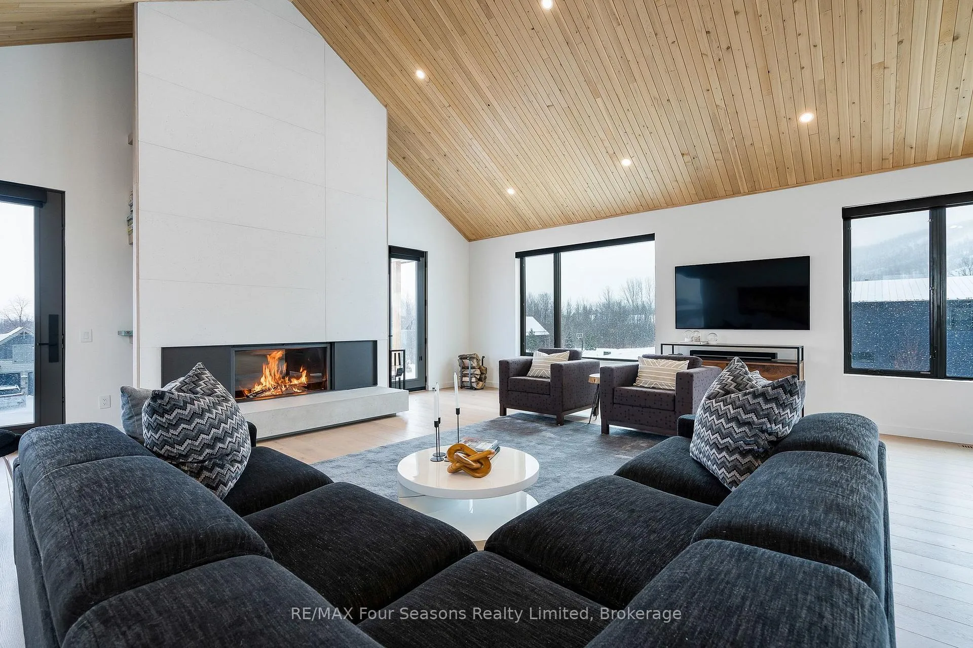 Photo 5 of 126 Courchevel Crescent, Blue Mountains — HOMEH