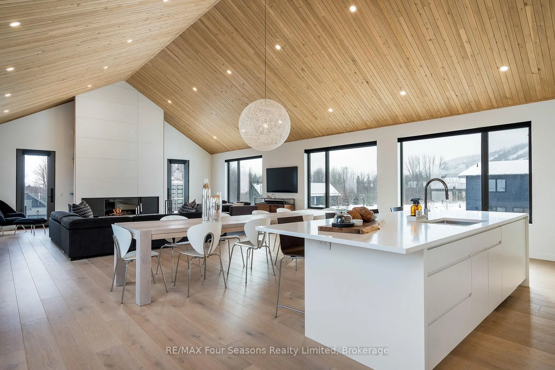 Photo 9 of 126 Courchevel Crescent, Blue Mountains — HOMEH