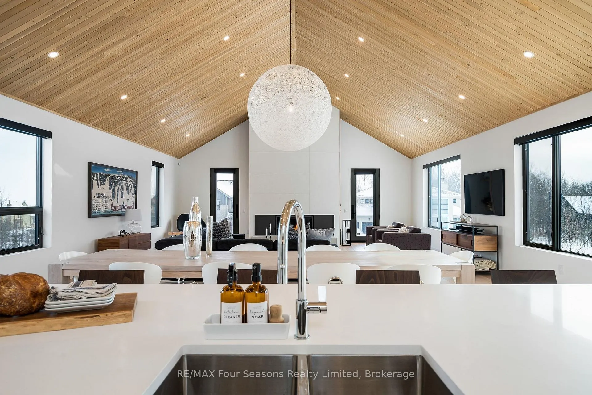Photo 15 of 126 Courchevel Crescent, Blue Mountains — HOMEH