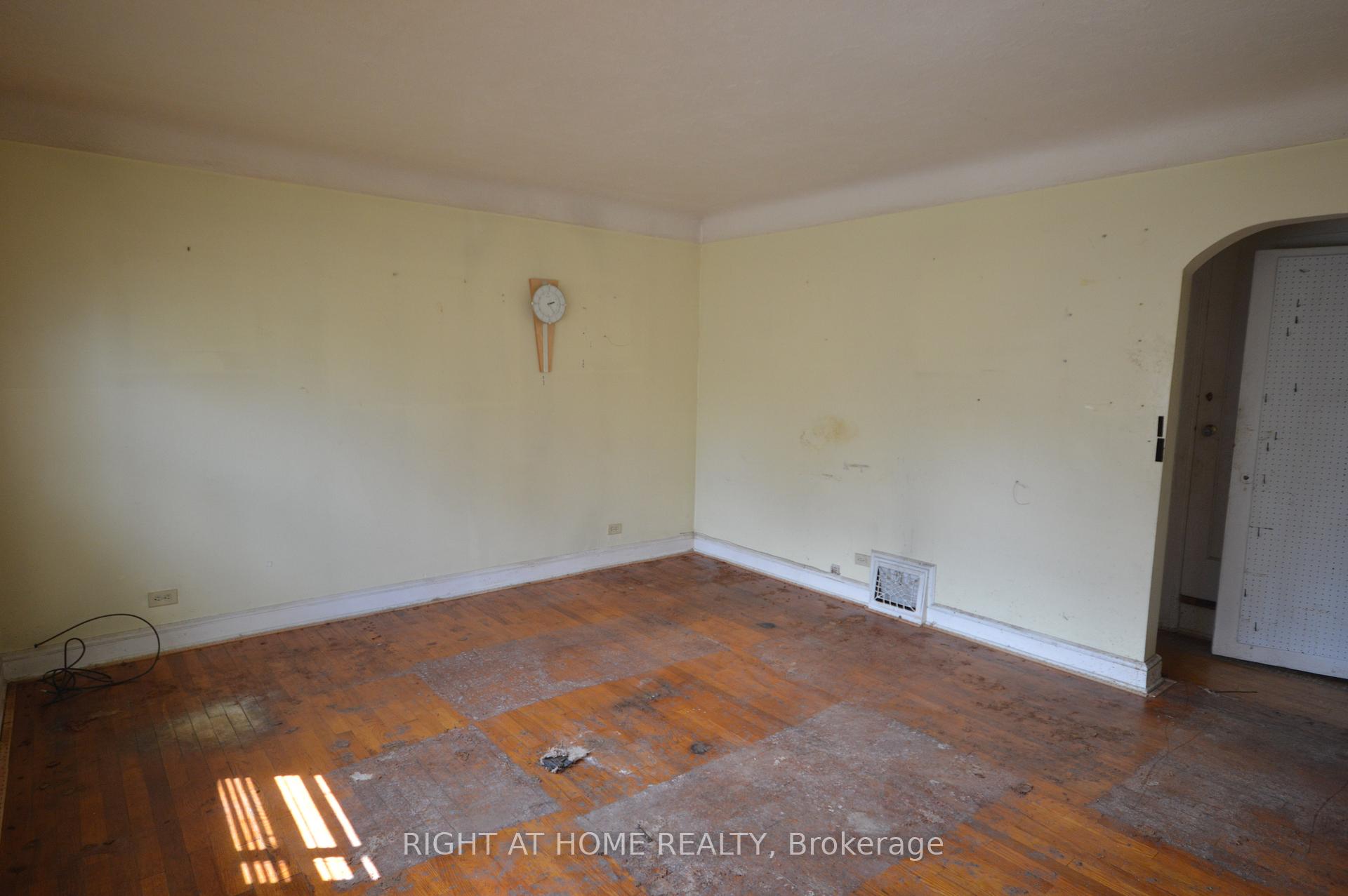 Photo 5 of 1241 Collins Avenue, Ottawa, Ridgemont — HOMEH