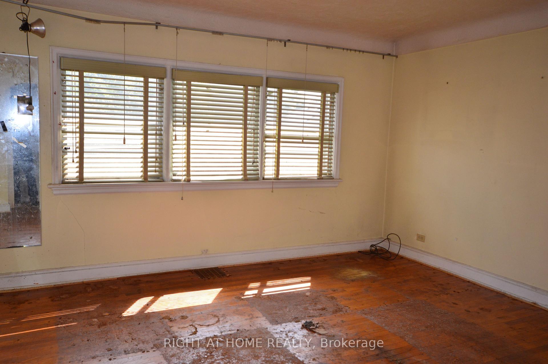 Photo 6 of 1241 Collins Avenue, Ottawa, Ridgemont — HOMEH
