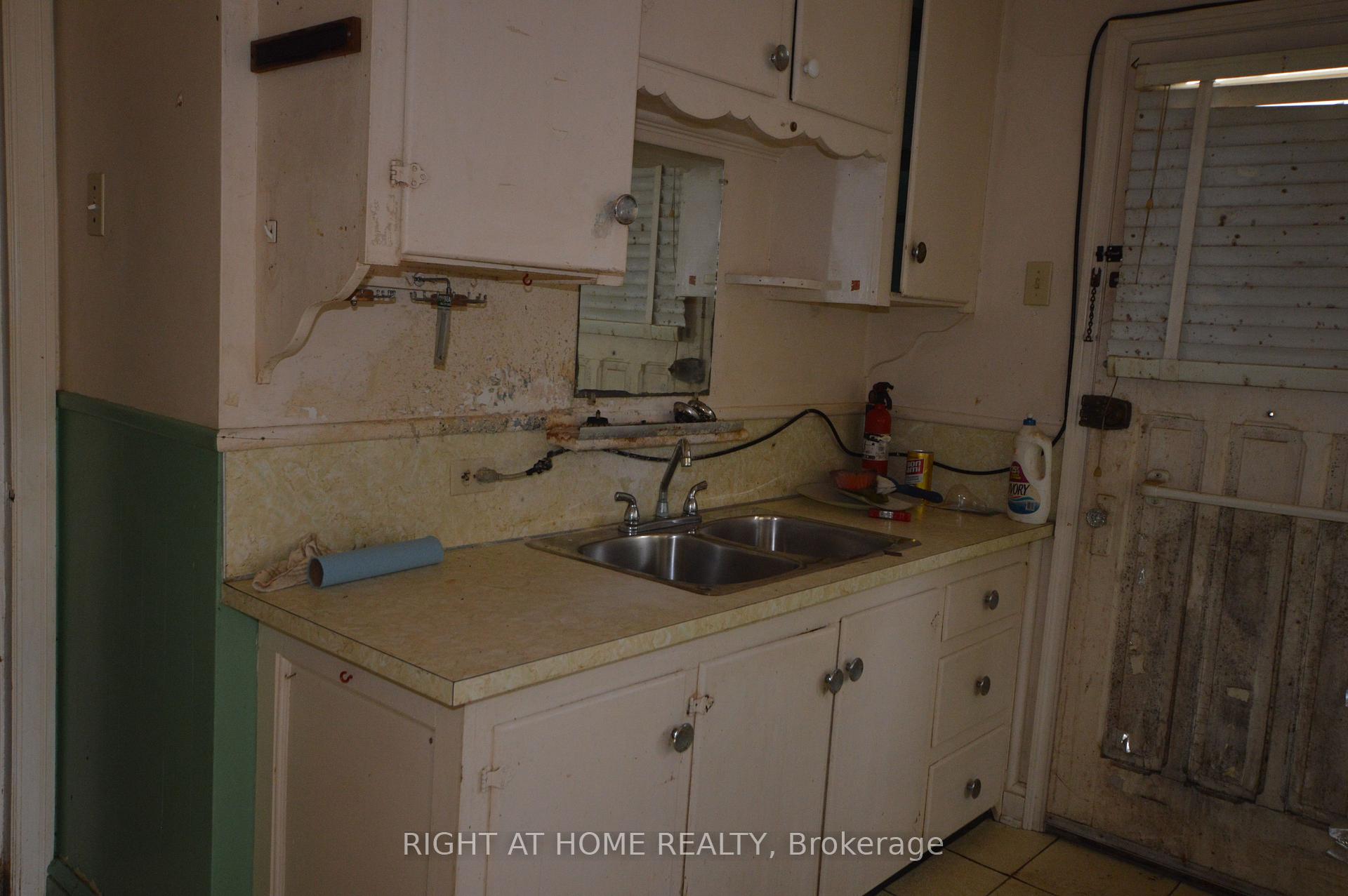 Photo 7 of 1241 Collins Avenue, Ottawa, Ridgemont — HOMEH