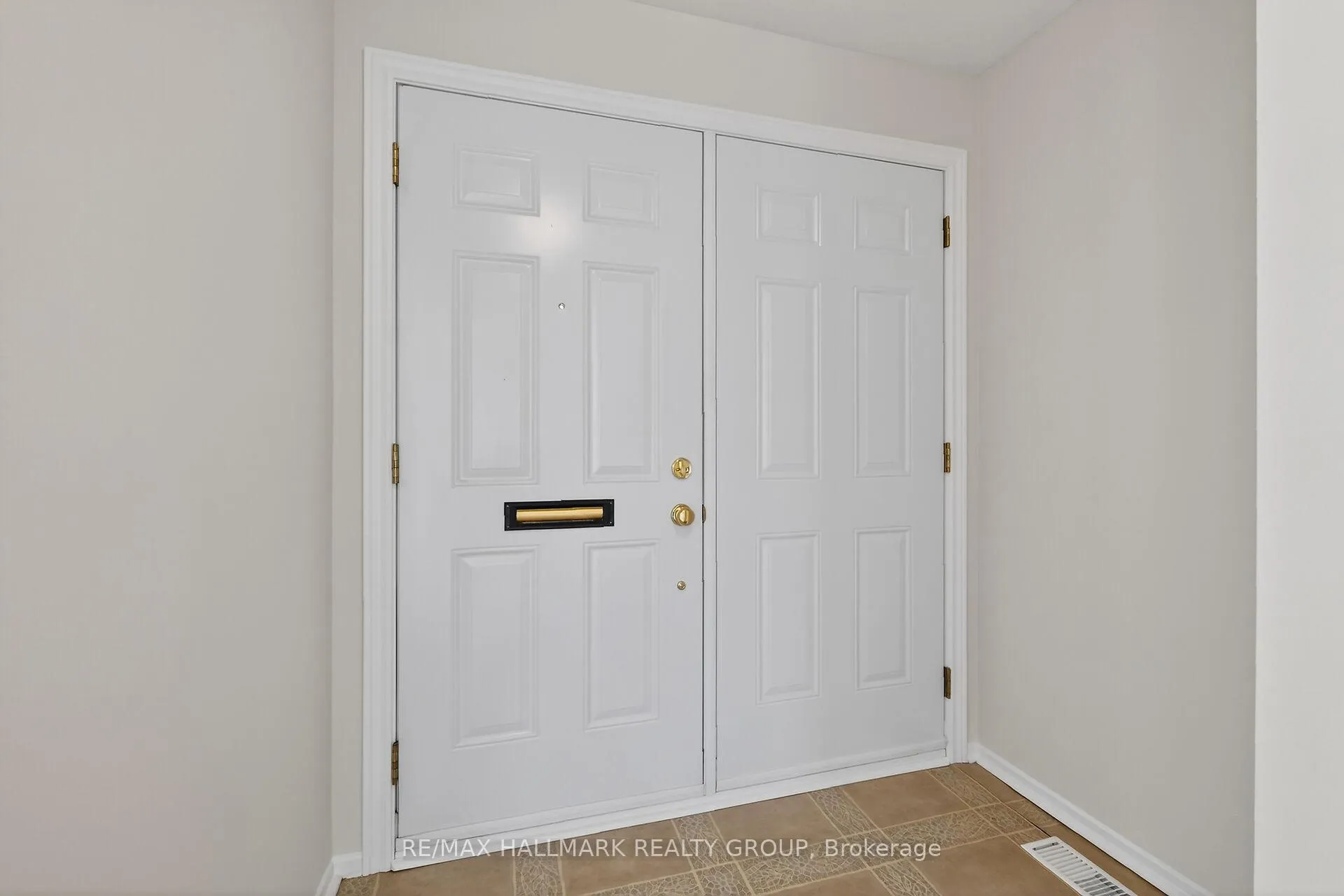 Photo 5 of Unit 111, 1061 Meadowlands Drive, Ottawa, Carleton Square — HOMEH