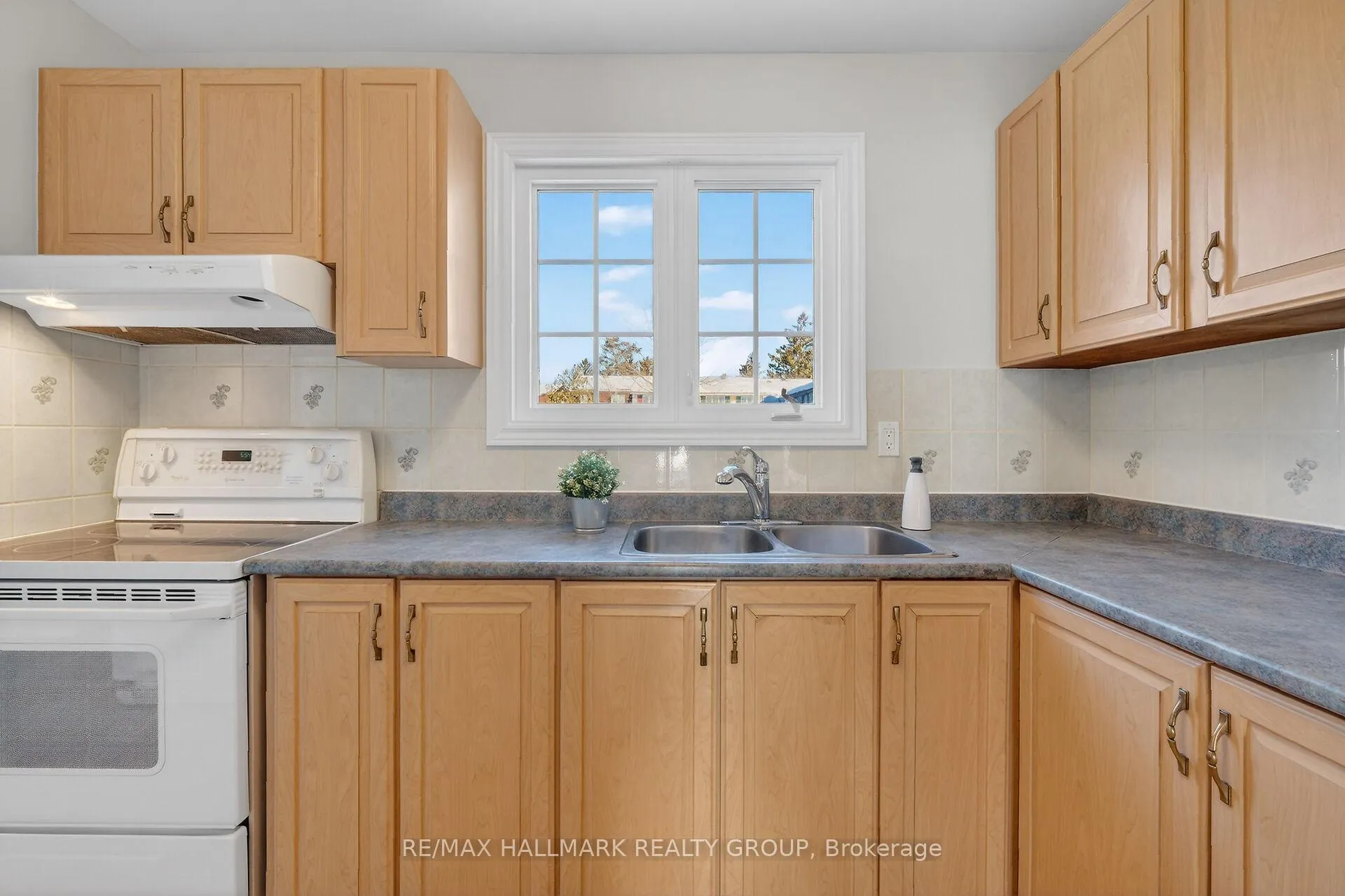 Photo 11 of Unit 111, 1061 Meadowlands Drive, Ottawa, Carleton Square — HOMEH