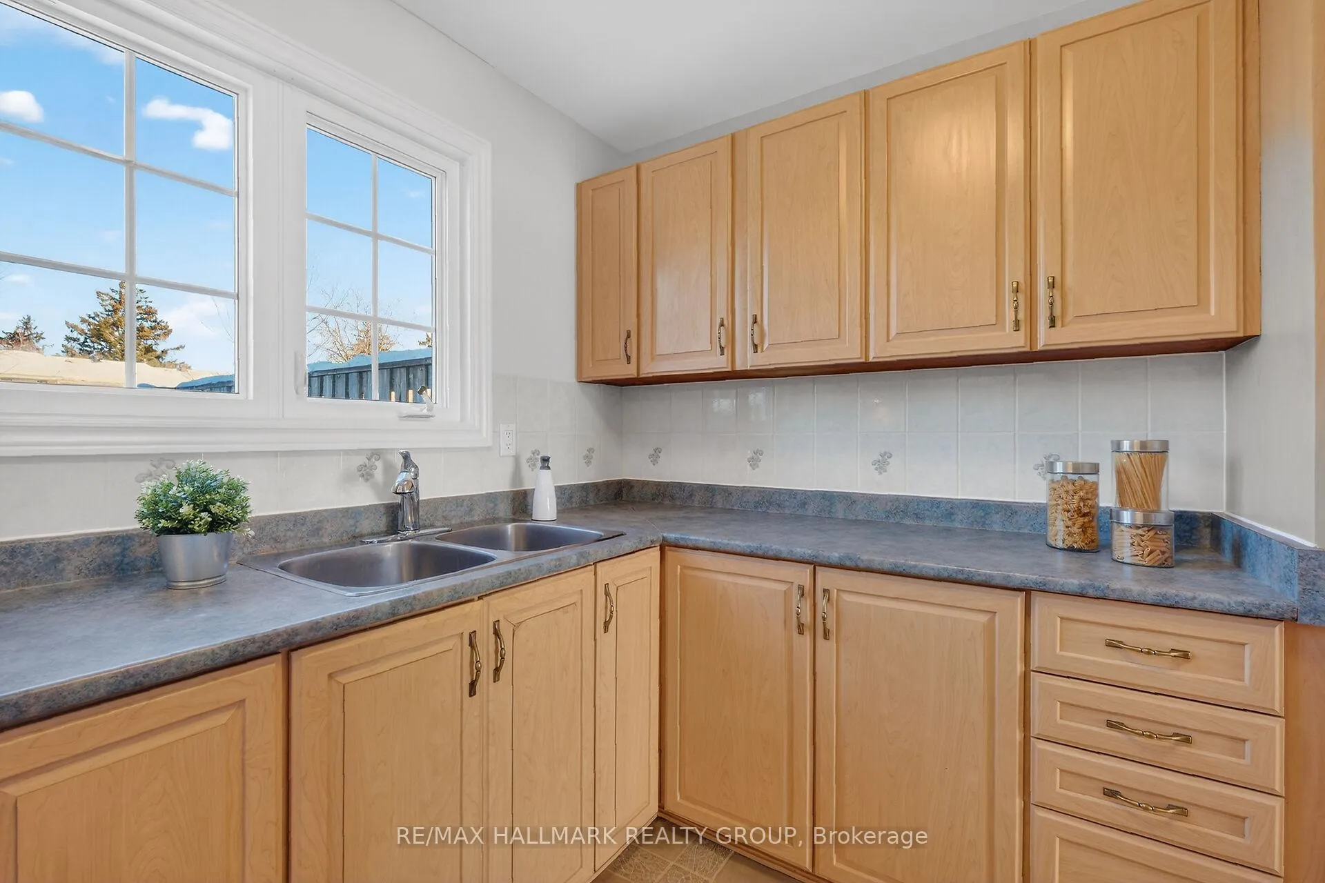 Photo 12 of Unit 111, 1061 Meadowlands Drive, Ottawa, Carleton Square — HOMEH