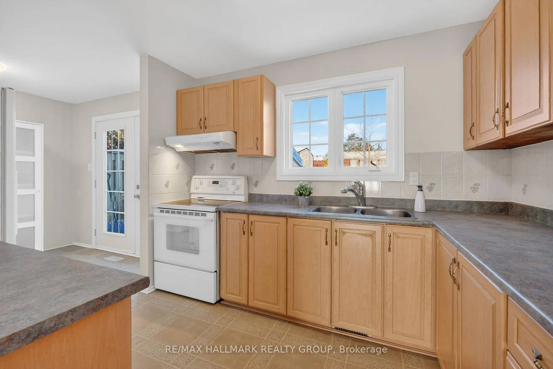 Photo 13 of Unit 111, 1061 Meadowlands Drive, Ottawa, Carleton Square — HOMEH