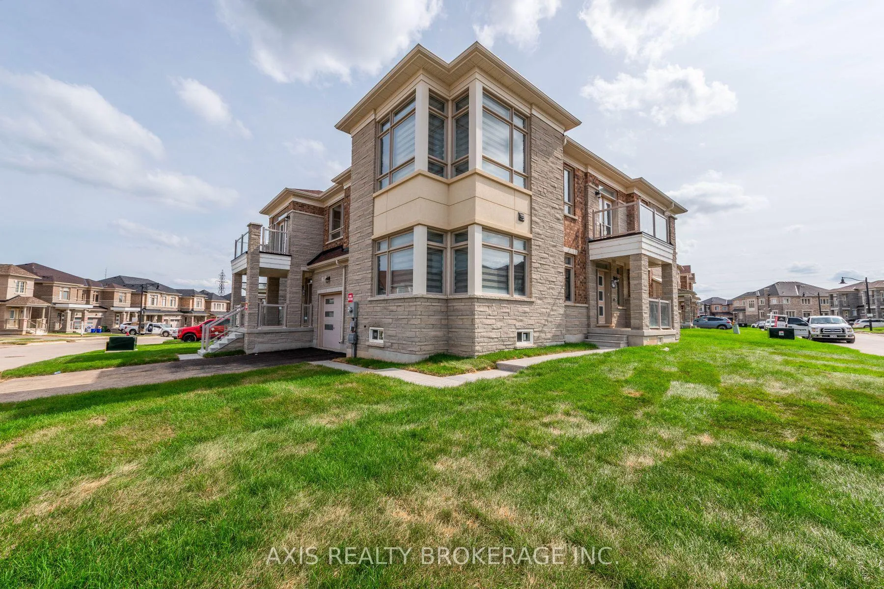 Photo 3 of 43 Silver Meadow Gardens, Hamilton, Waterdown — HOMEH