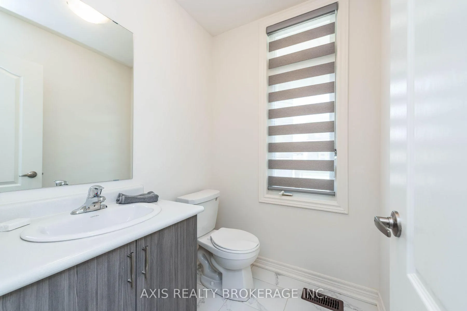 Photo 7 of 43 Silver Meadow Gardens, Hamilton, Waterdown — HOMEH