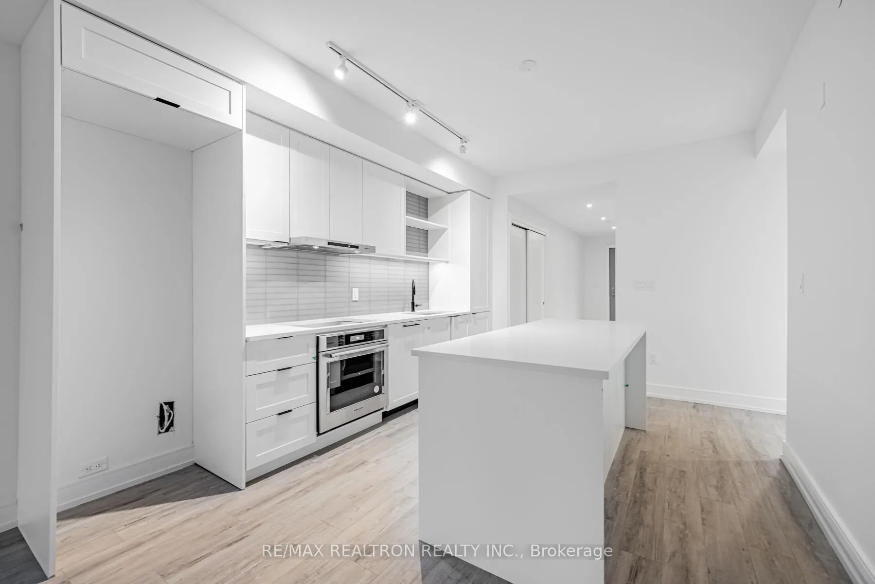 Photo 12 of Unit 814, 185 Dunlop Street E, Barrie, Lakeshore — HOMEH