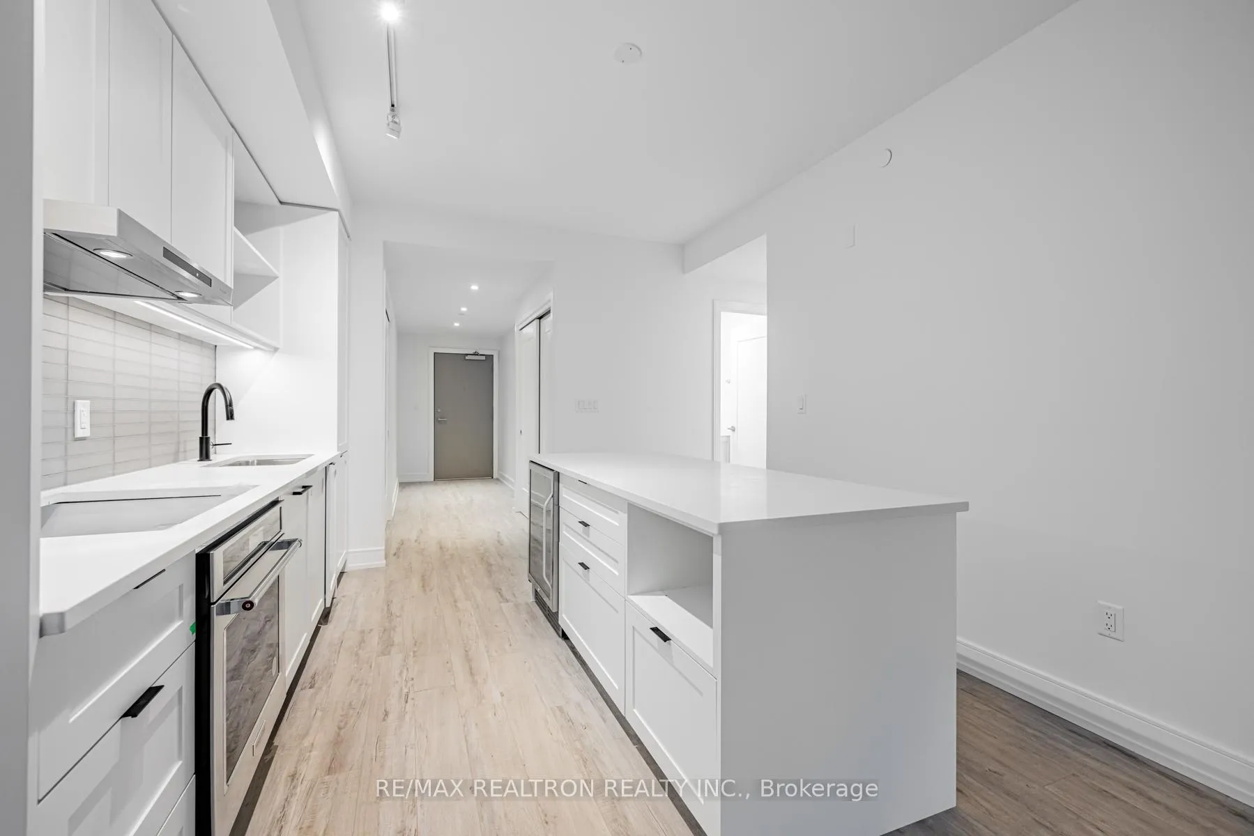 Photo 13 of Unit 814, 185 Dunlop Street E, Barrie, Lakeshore — HOMEH