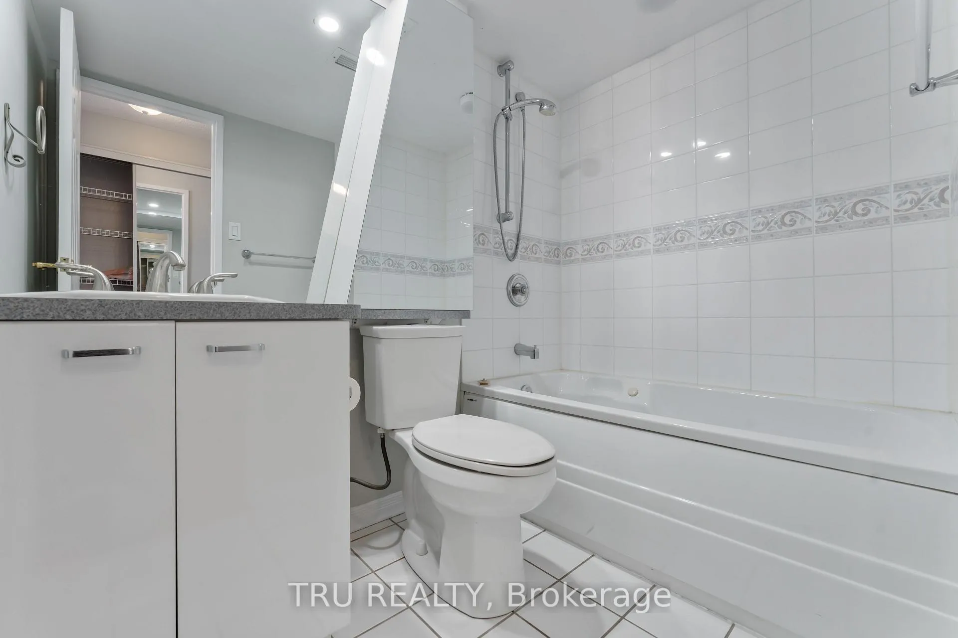 Photo 16 of Unit PH4, 158A McArthur Avenue, Ottawa, Vanier — HOMEH