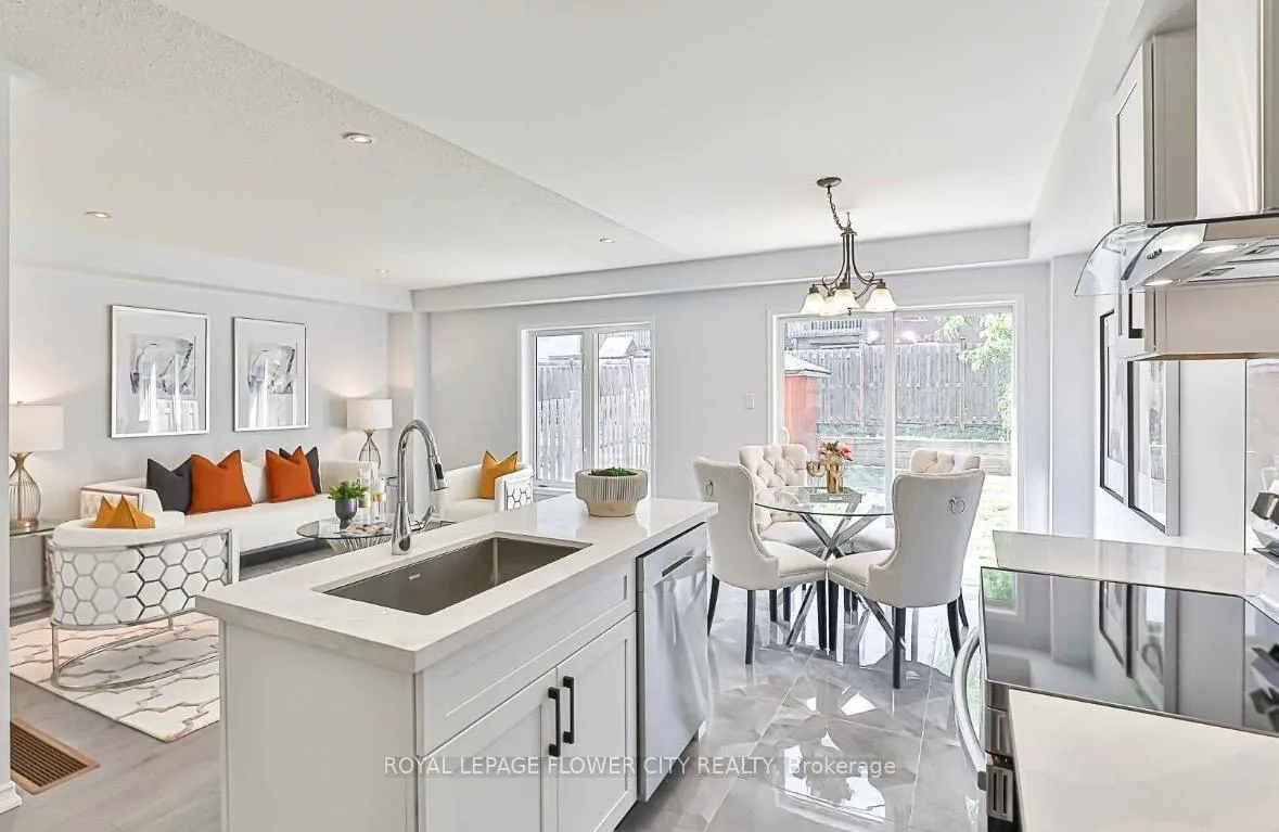 Photo 5 of 852 Taggart Crescent, Oshawa, Pinecrest — HOMEH