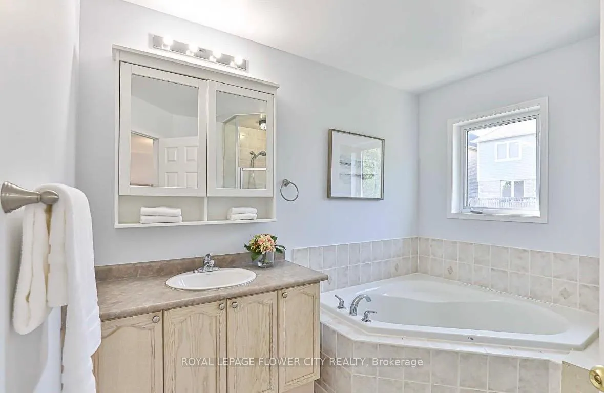 Photo 13 of 852 Taggart Crescent, Oshawa, Pinecrest — HOMEH