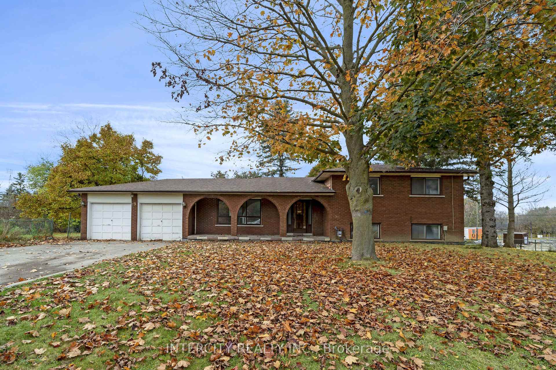 Photo 2 of 19 Patricia Drive, King, King City — HOMEH