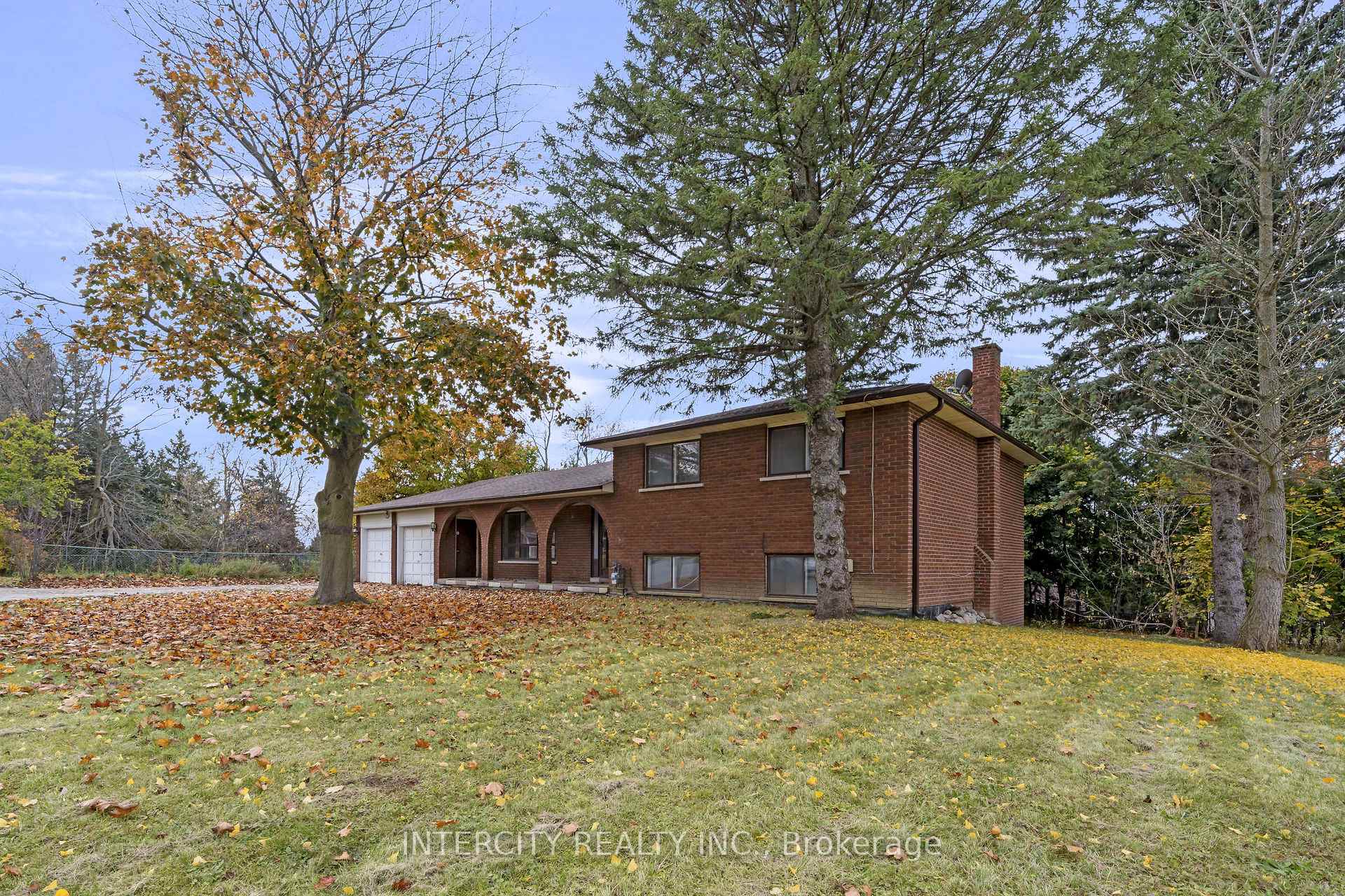Photo 3 of 19 Patricia Drive, King, King City — HOMEH