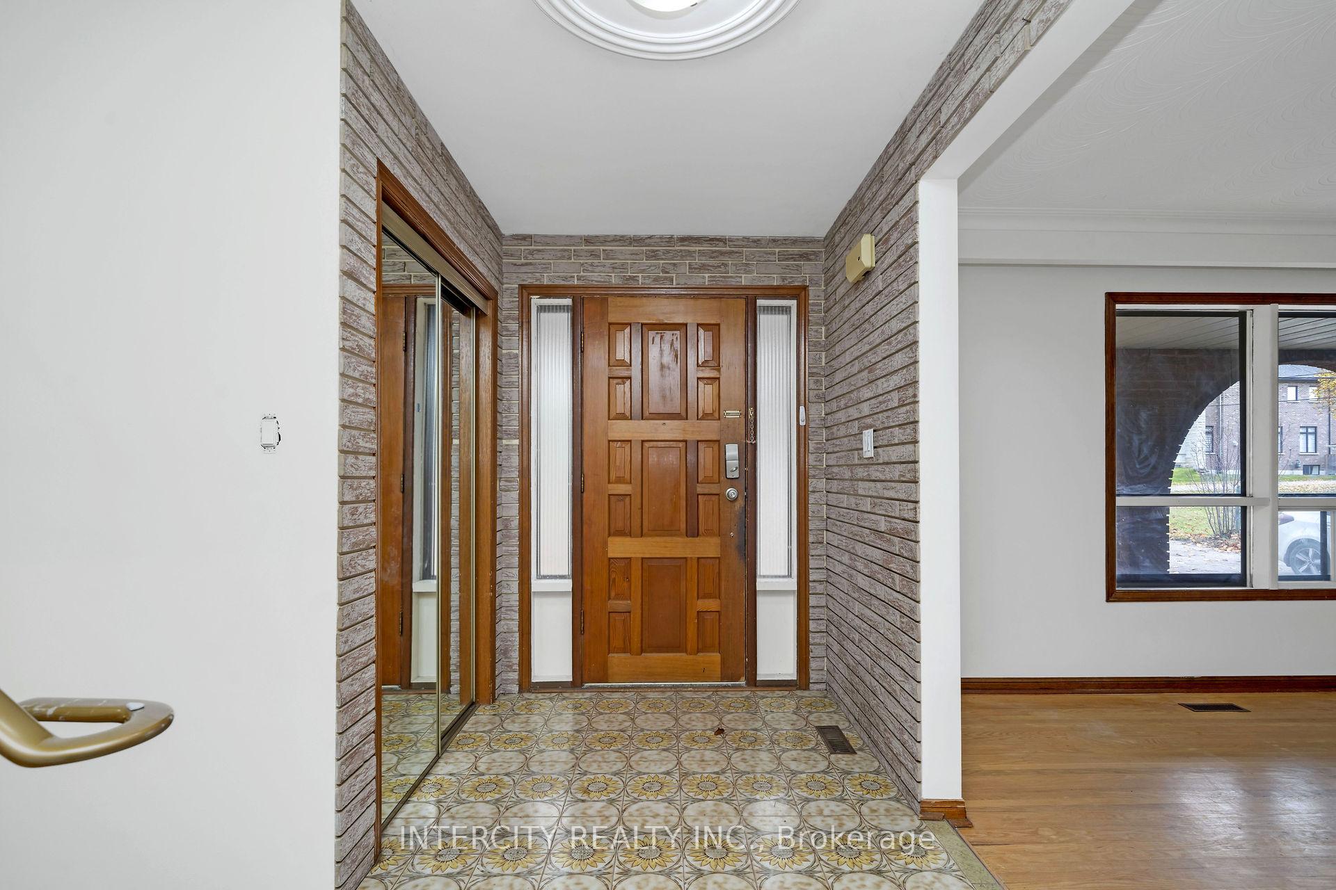 Photo 5 of 19 Patricia Drive, King, King City — HOMEH