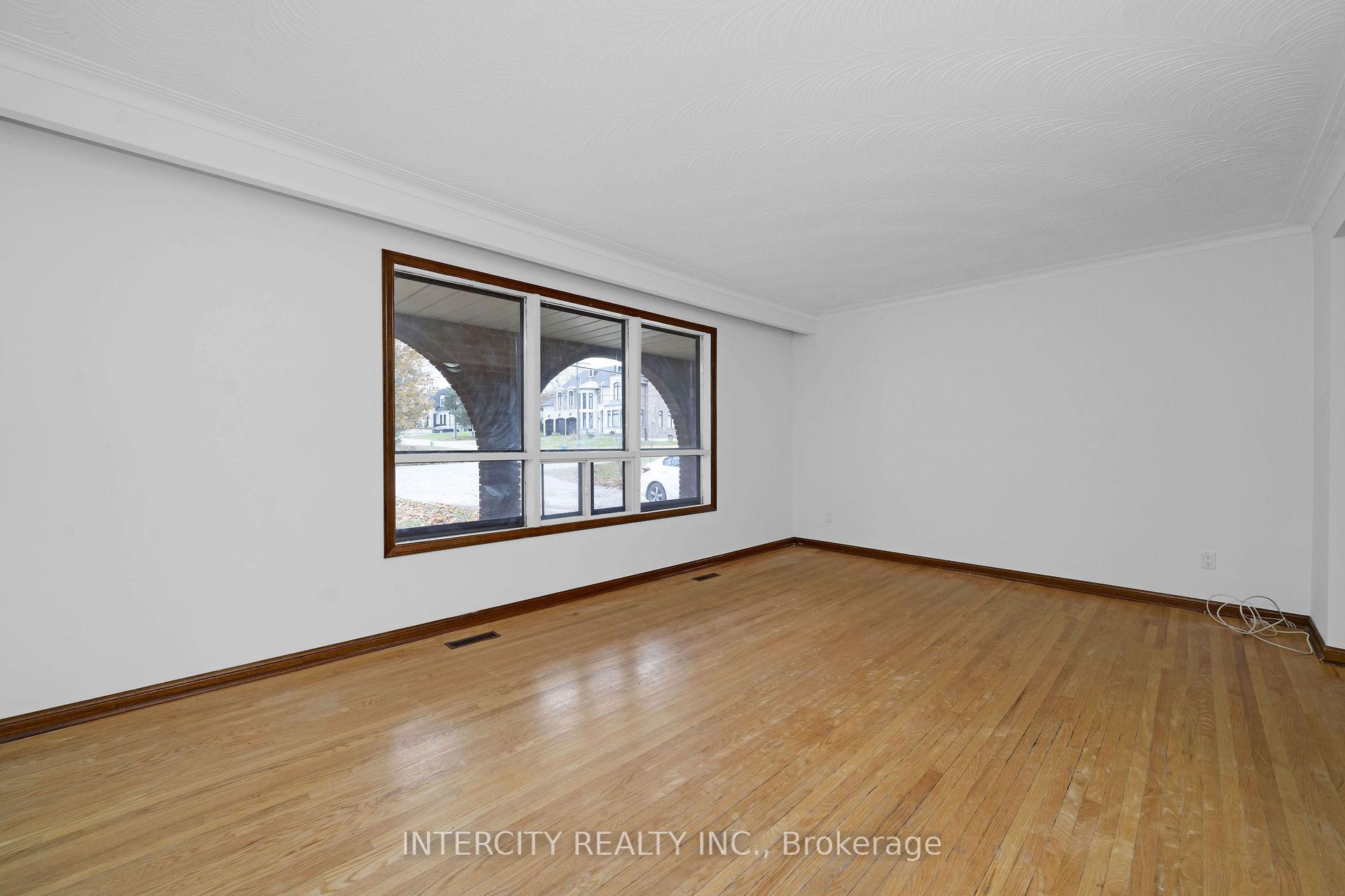 Photo 7 of 19 Patricia Drive, King, King City — HOMEH