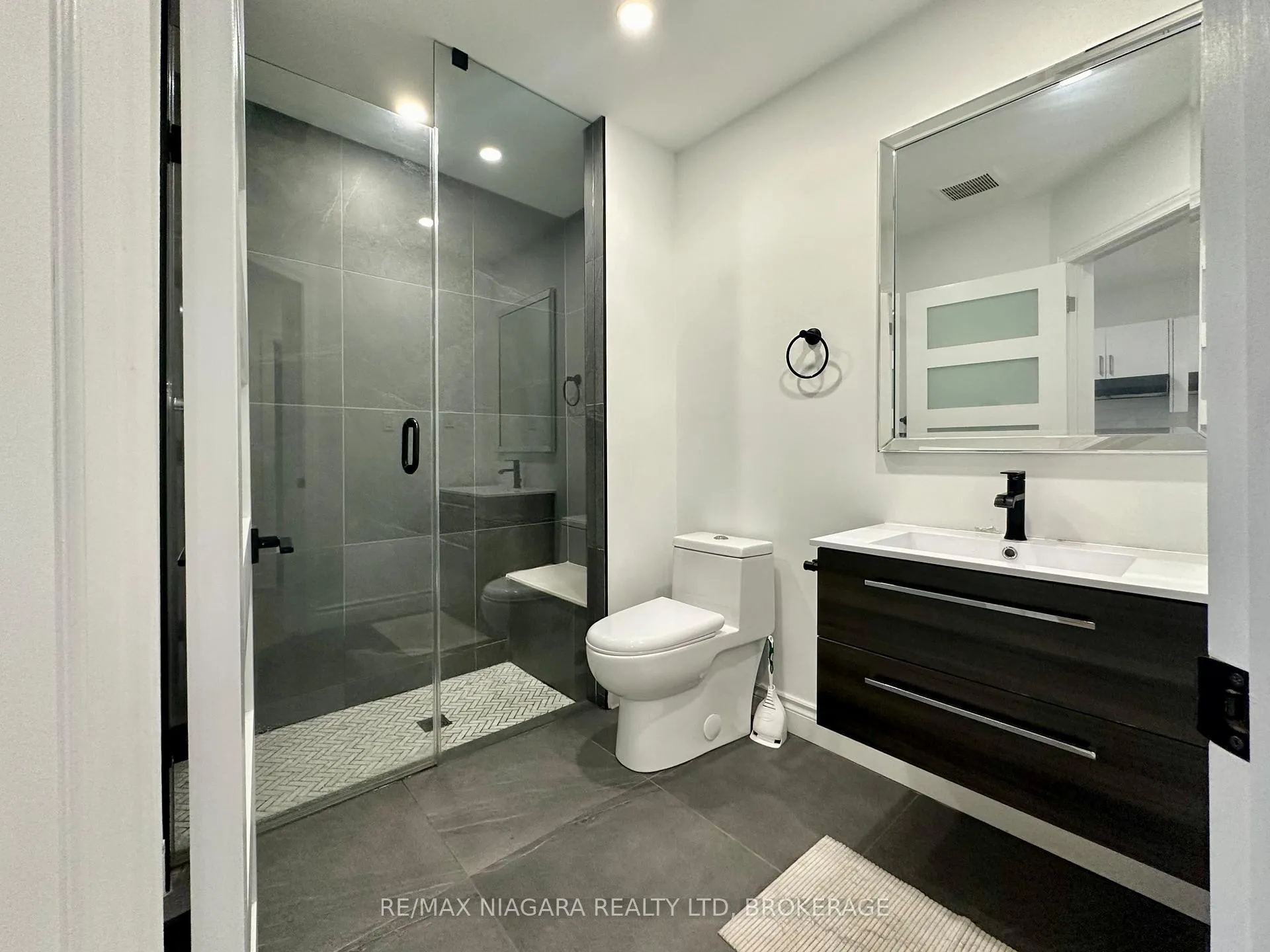 Photo 7 of Unit 2, 6063 Main Street, Niagara Falls, Dorchester — HOMEH