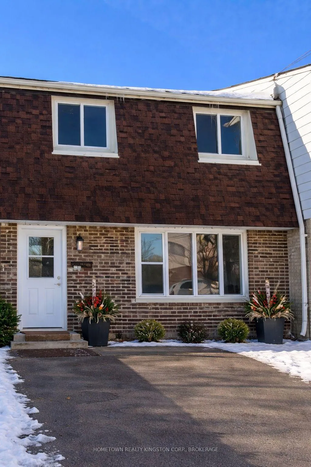 Front of 983 Oakview Avenue