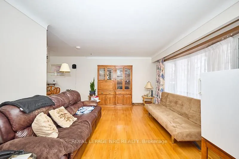 Photo 7 of 32 Oxford Street, St. Catharines, Secord Woods — HOMEH
