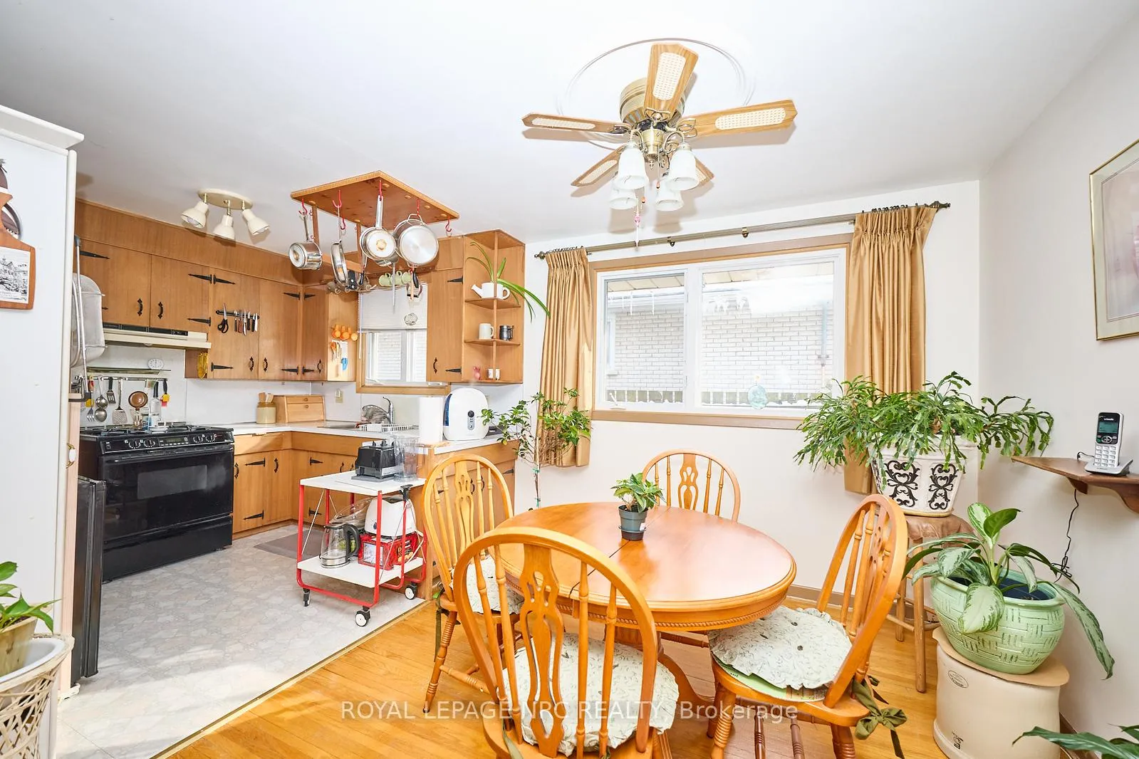 Photo 10 of 32 Oxford Street, St. Catharines, Secord Woods — HOMEH