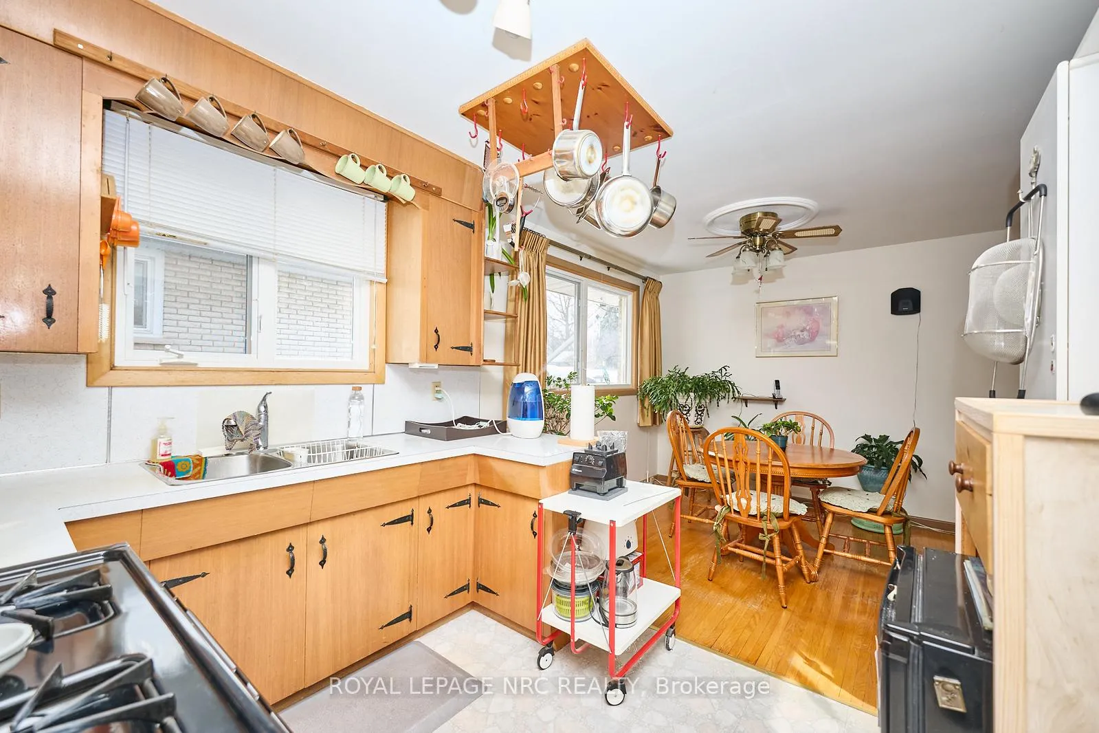 Photo 11 of 32 Oxford Street, St. Catharines, Secord Woods — HOMEH
