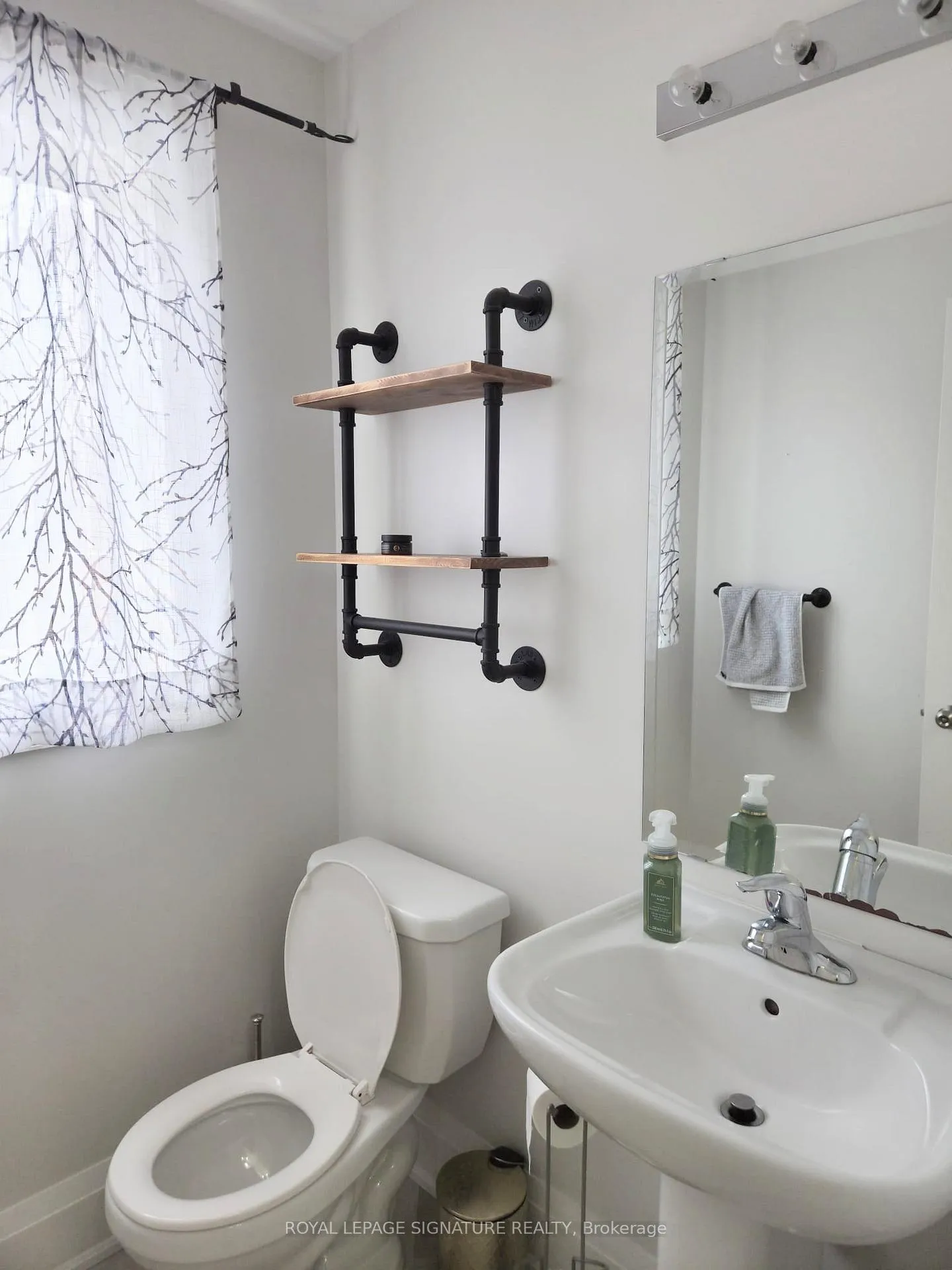 Photo 6 of 60 William Fair Drive, Clarington, Bowmanville — HOMEH