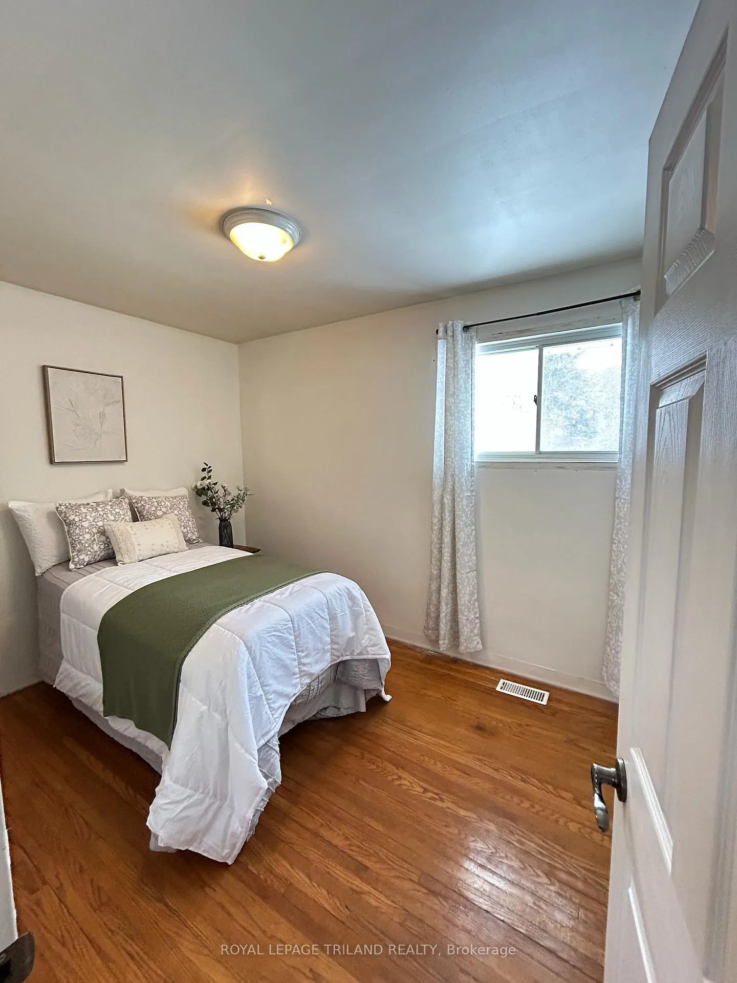 Photo 12 of 154 Ross Avenue, Thames Centre, Dorchester — HOMEH