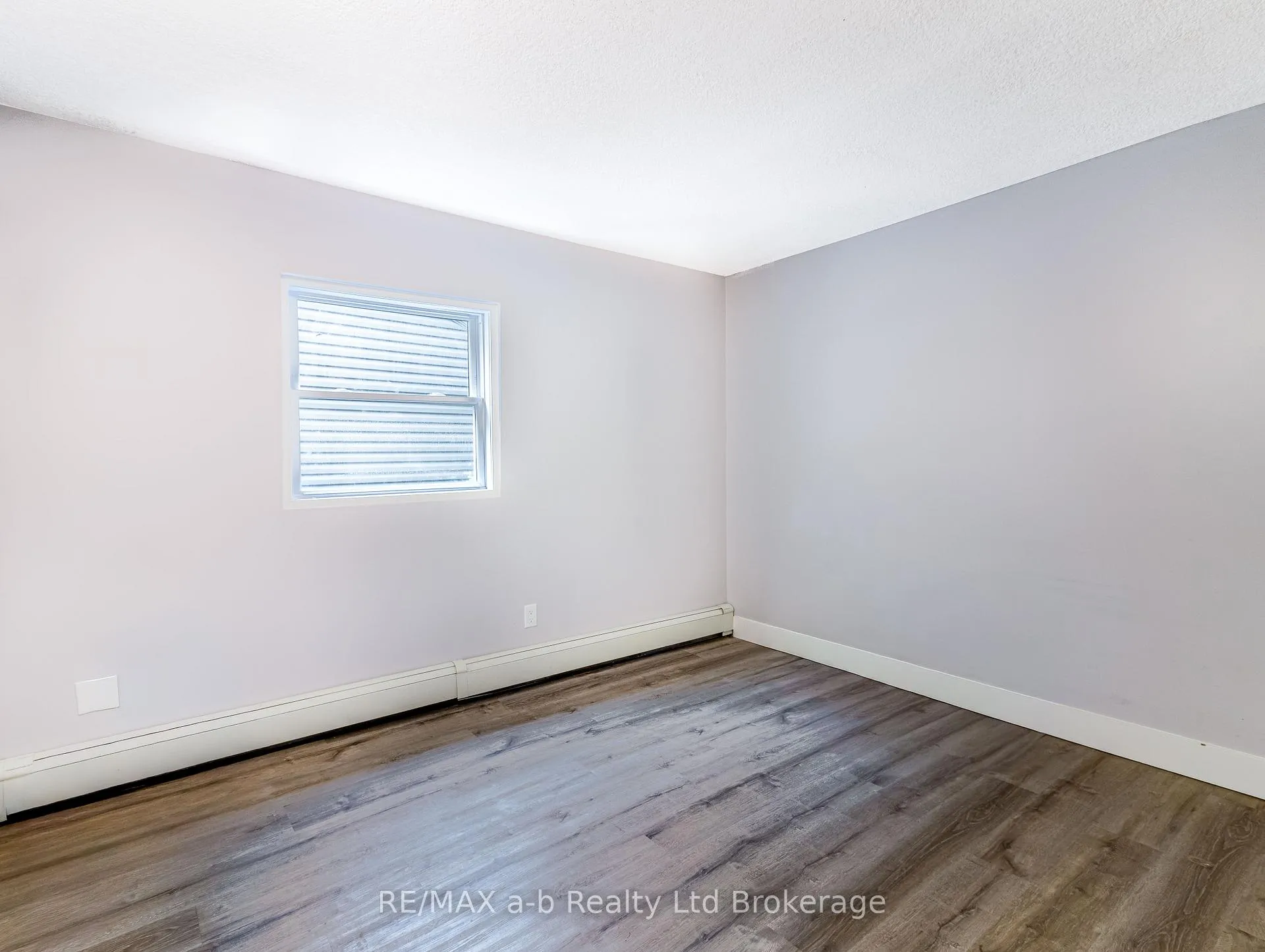 Photo 4 of 14 Victor Street, London, South F — HOMEH