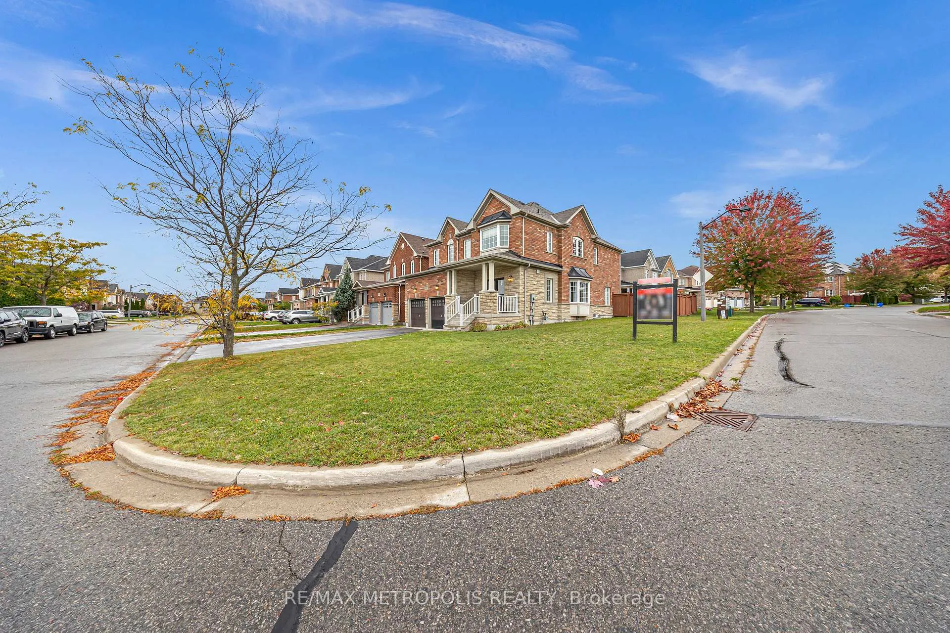 Photo 3 of 1665 Pennel Drive, Oshawa, Taunton — HOMEH
