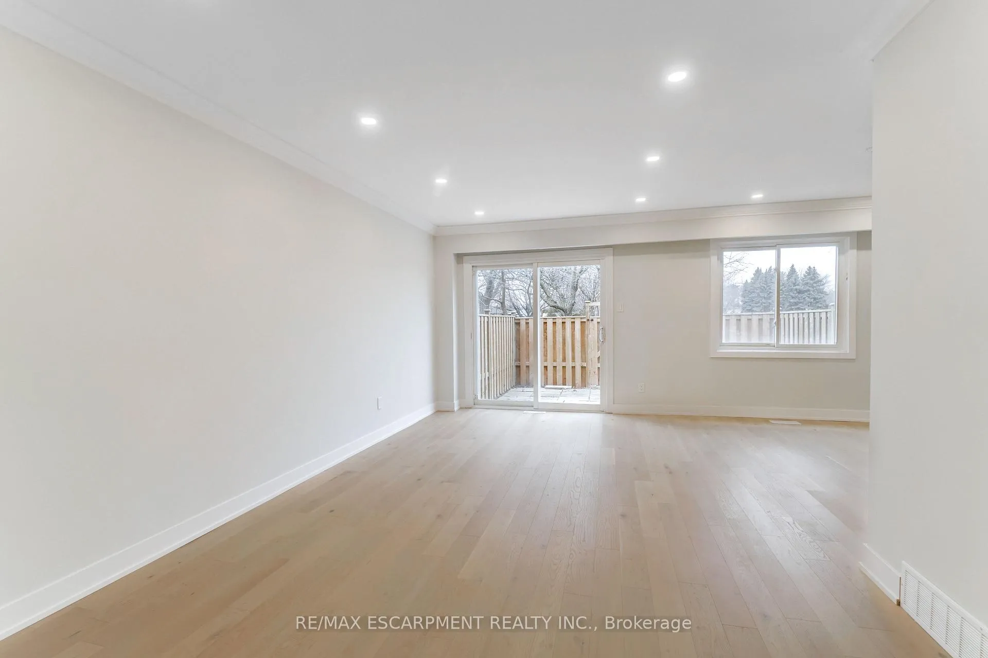 Photo 5 of Unit 8, 4197 Longmoor Drive, Burlington, Shoreacres — HOMEH
