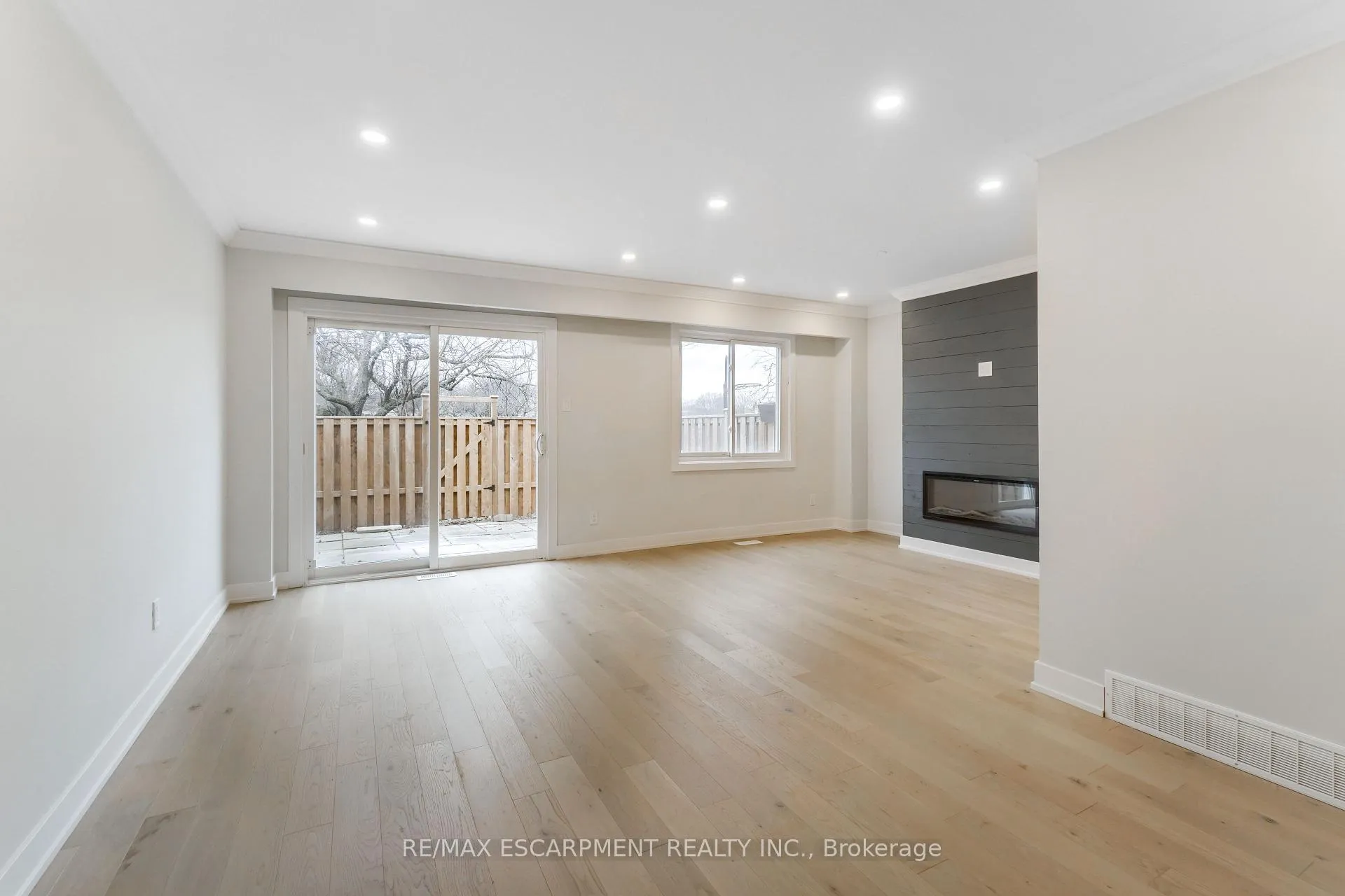 Photo 6 of Unit 8, 4197 Longmoor Drive, Burlington, Shoreacres — HOMEH