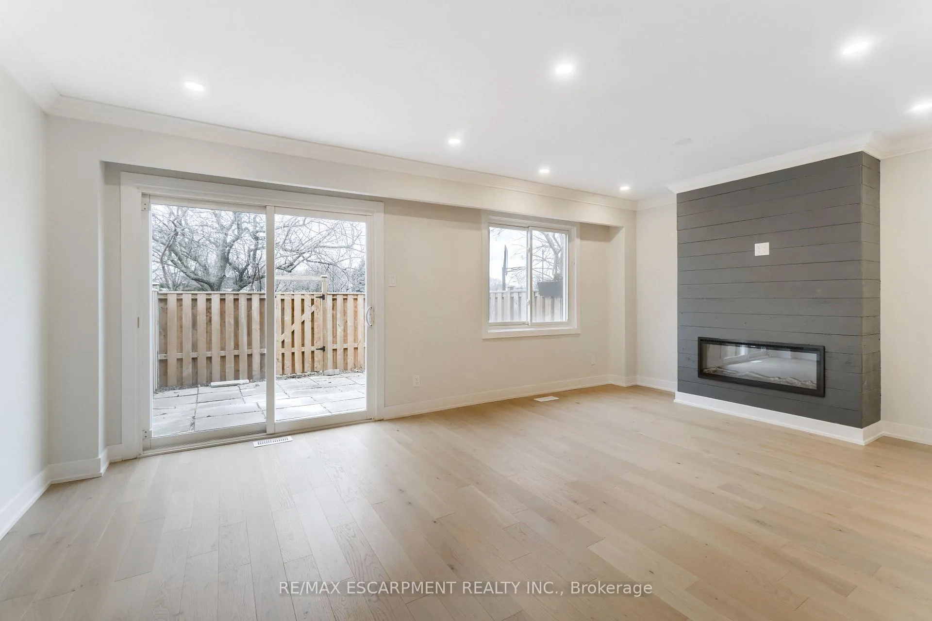 Photo 7 of Unit 8, 4197 Longmoor Drive, Burlington, Shoreacres — HOMEH