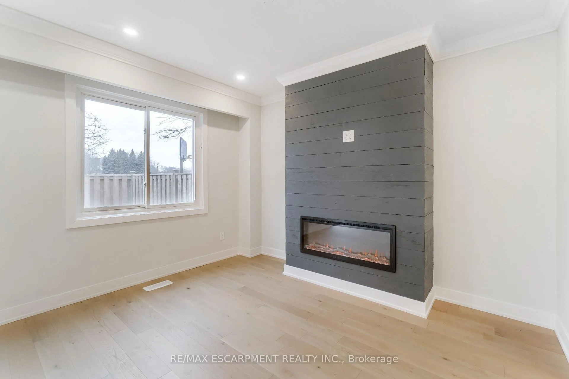 Photo 11 of Unit 8, 4197 Longmoor Drive, Burlington, Shoreacres — HOMEH