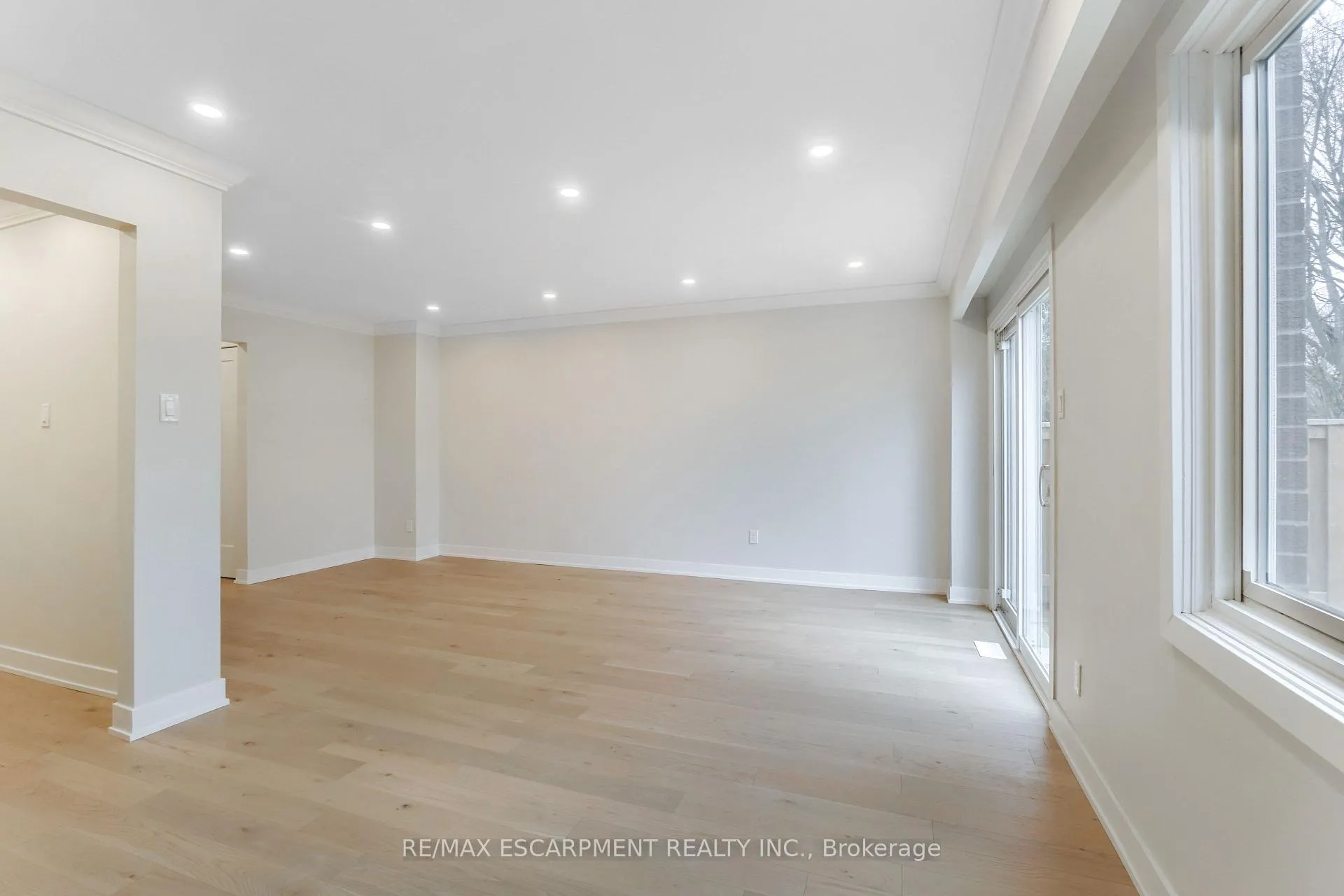 Photo 12 of Unit 8, 4197 Longmoor Drive, Burlington, Shoreacres — HOMEH