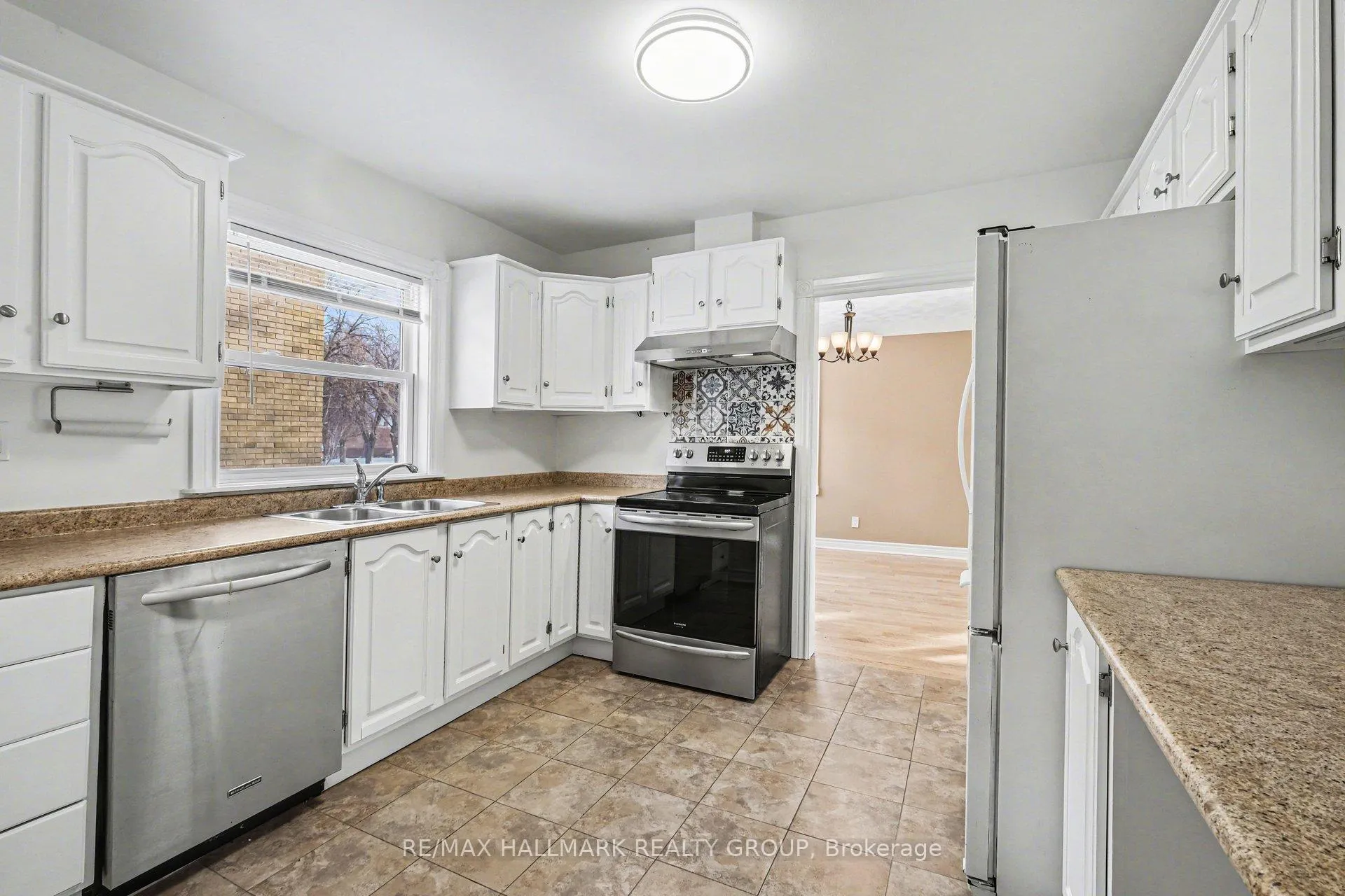 Photo 3 of 1530 Weyburn Street, Ottawa, Riverview Park — HOMEH