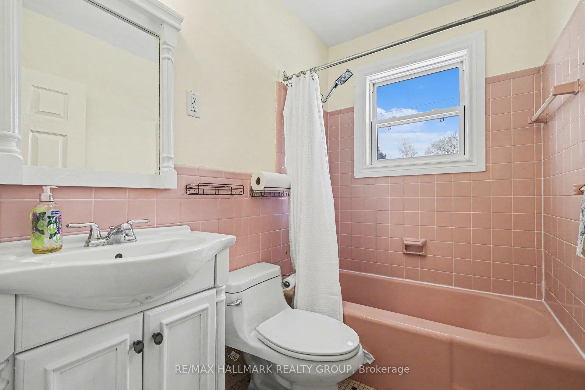 Photo 4 of 1530 Weyburn Street, Ottawa, Riverview Park — HOMEH