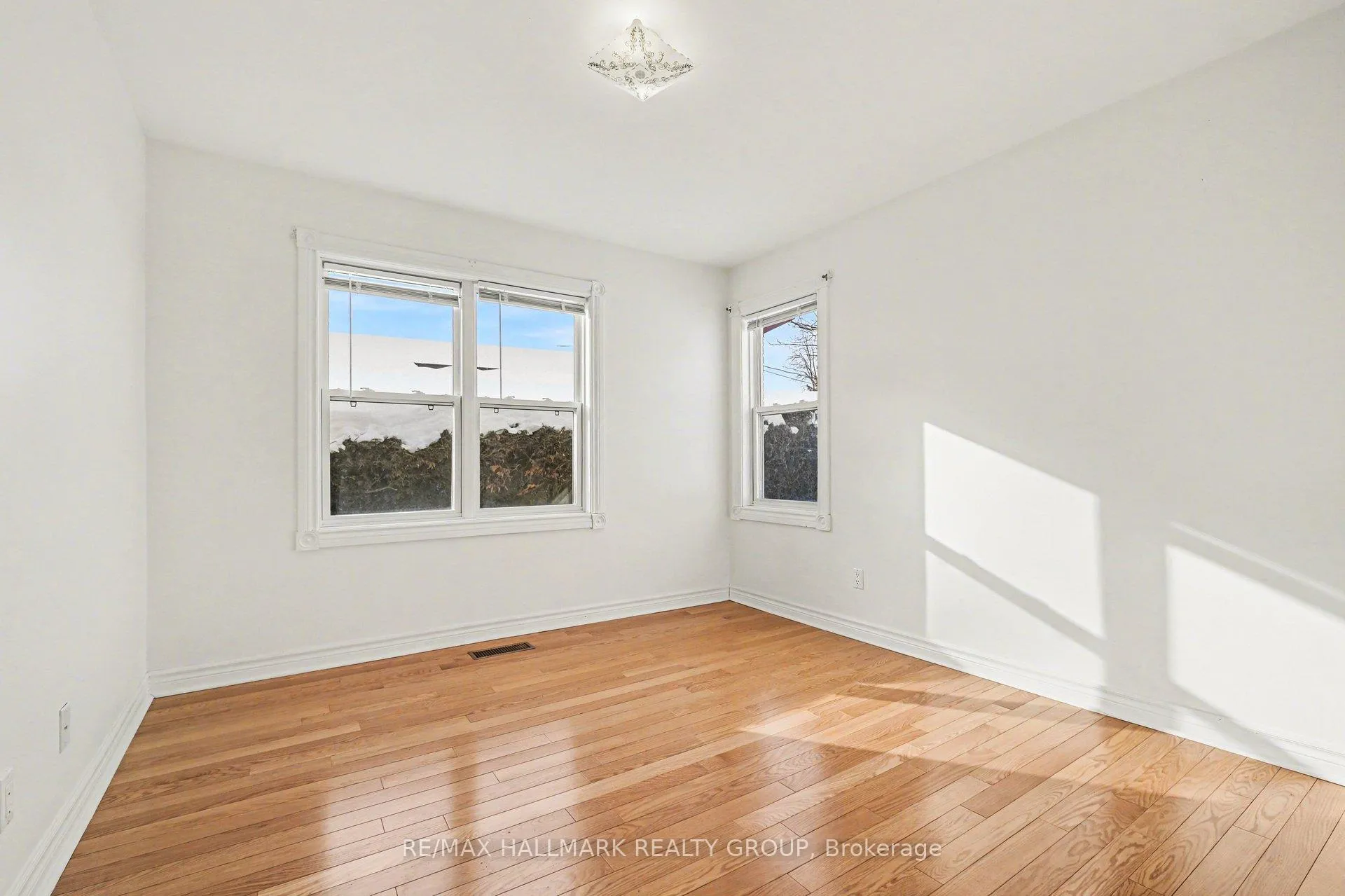 Photo 6 of 1530 Weyburn Street, Ottawa, Riverview Park — HOMEH