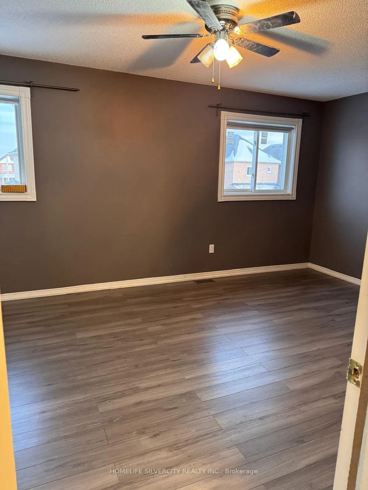Photo 9 of 154 Broomlands Drive, Vaughan, Maple — HOMEH