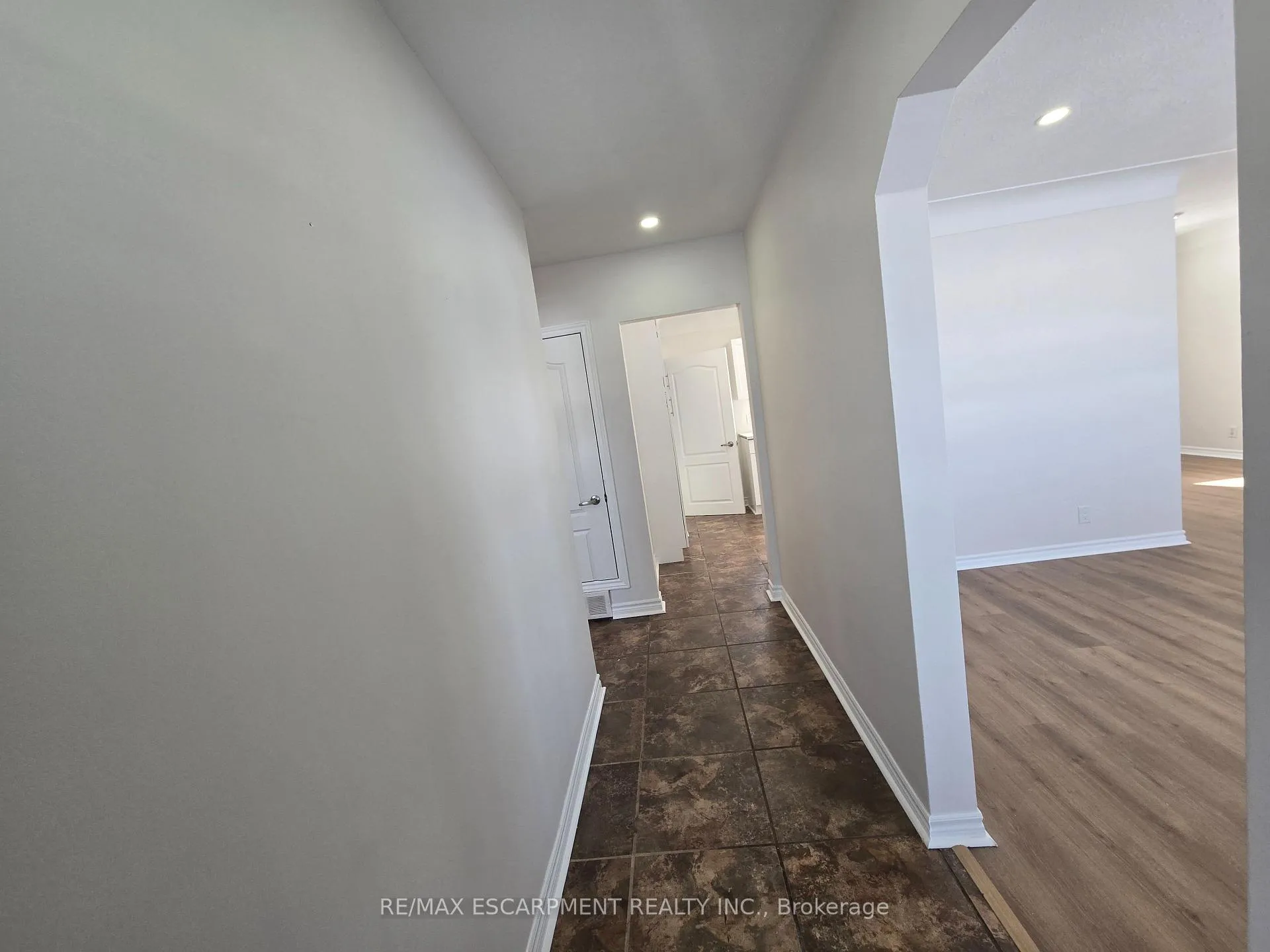 Photo 5 of 8199 Twenty Road E, Hamilton, Rural Glanbrook — HOMEH