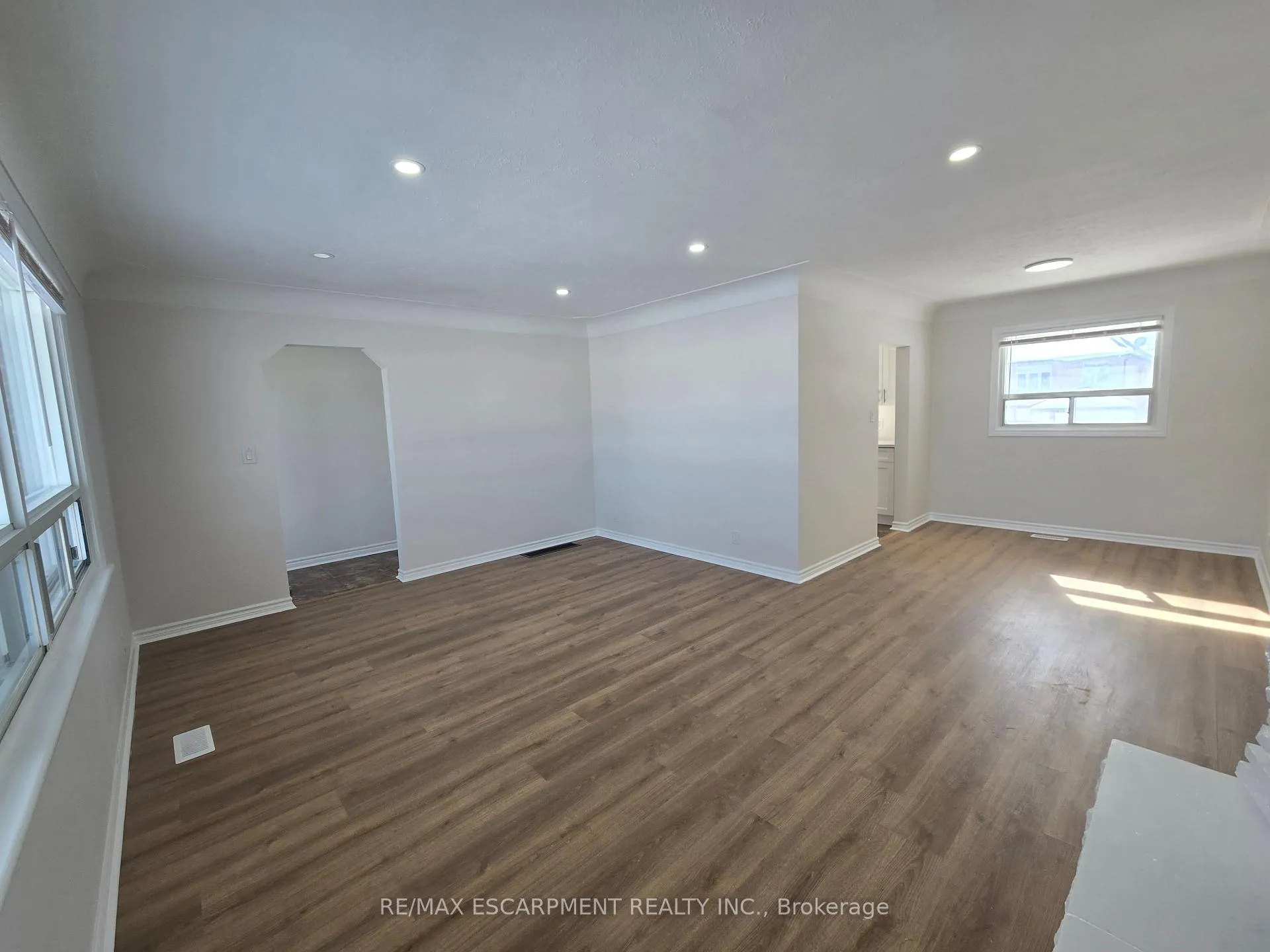 Photo 7 of 8199 Twenty Road E, Hamilton, Rural Glanbrook — HOMEH
