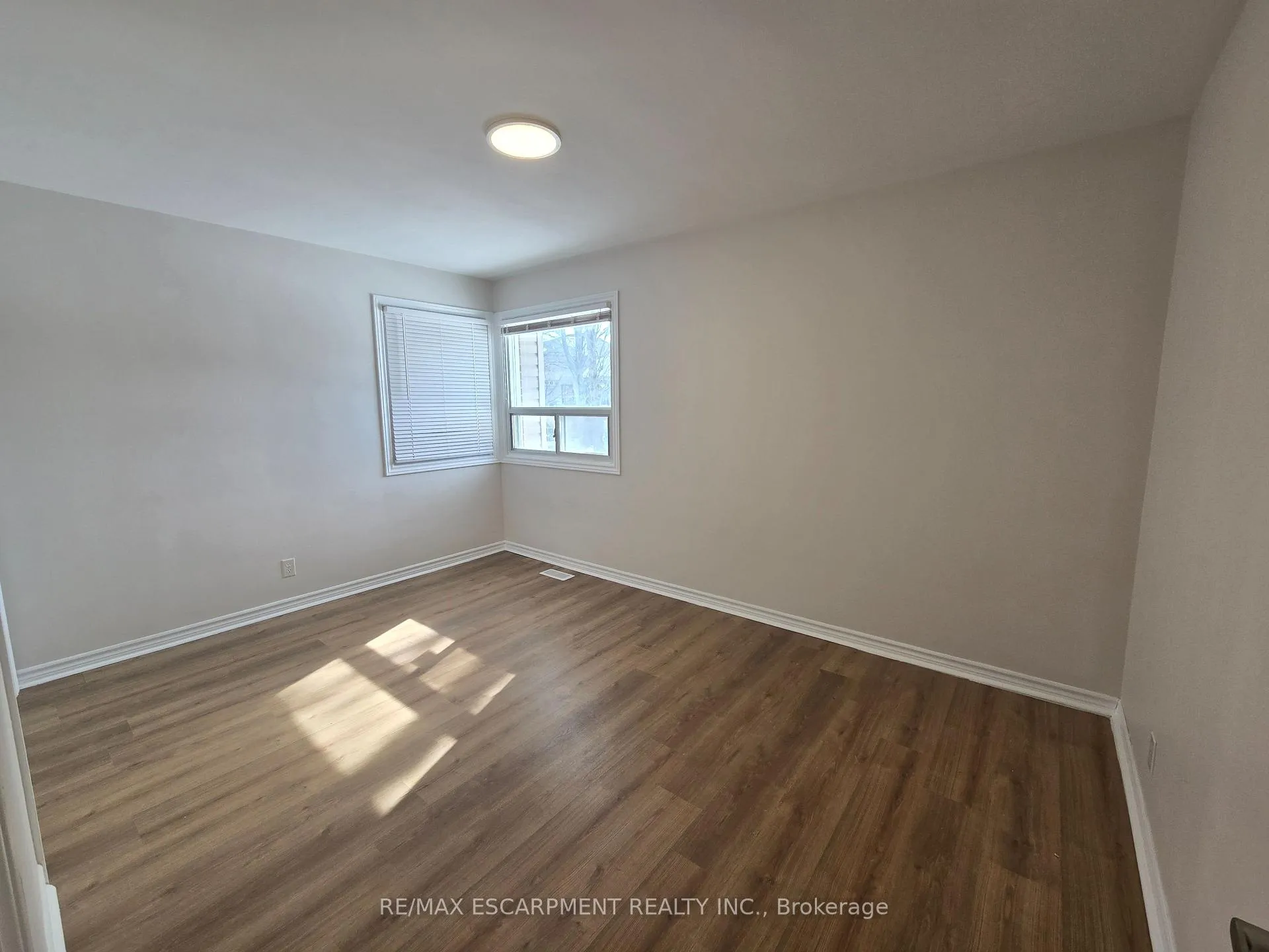 Photo 11 of 8199 Twenty Road E, Hamilton, Rural Glanbrook — HOMEH
