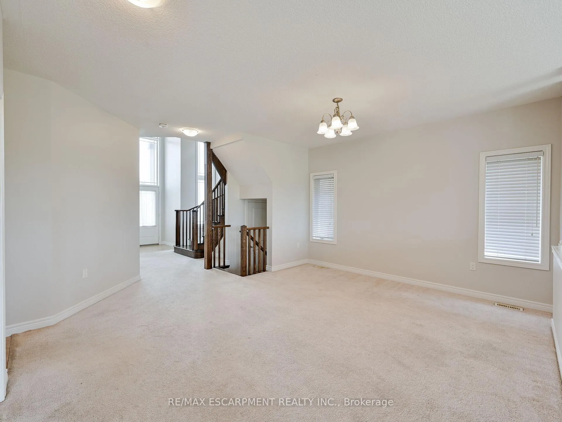Photo 5 of 56 Dolomiti Court, Hamilton, Rural Glanbrook — HOMEH