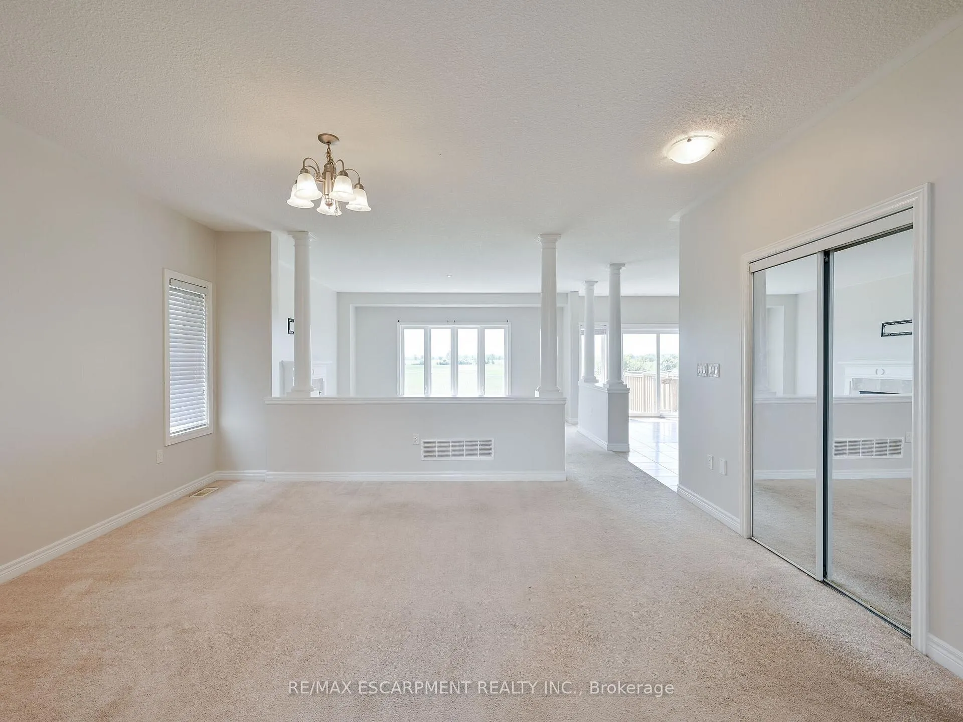 Photo 6 of 56 Dolomiti Court, Hamilton, Rural Glanbrook — HOMEH